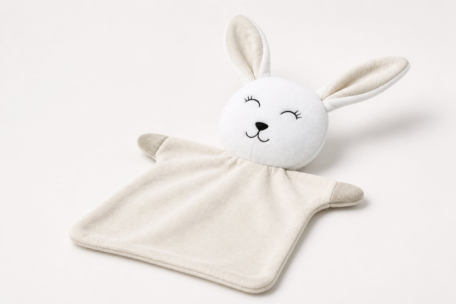 Le doudou lapin aux motifs des animaux de la savane