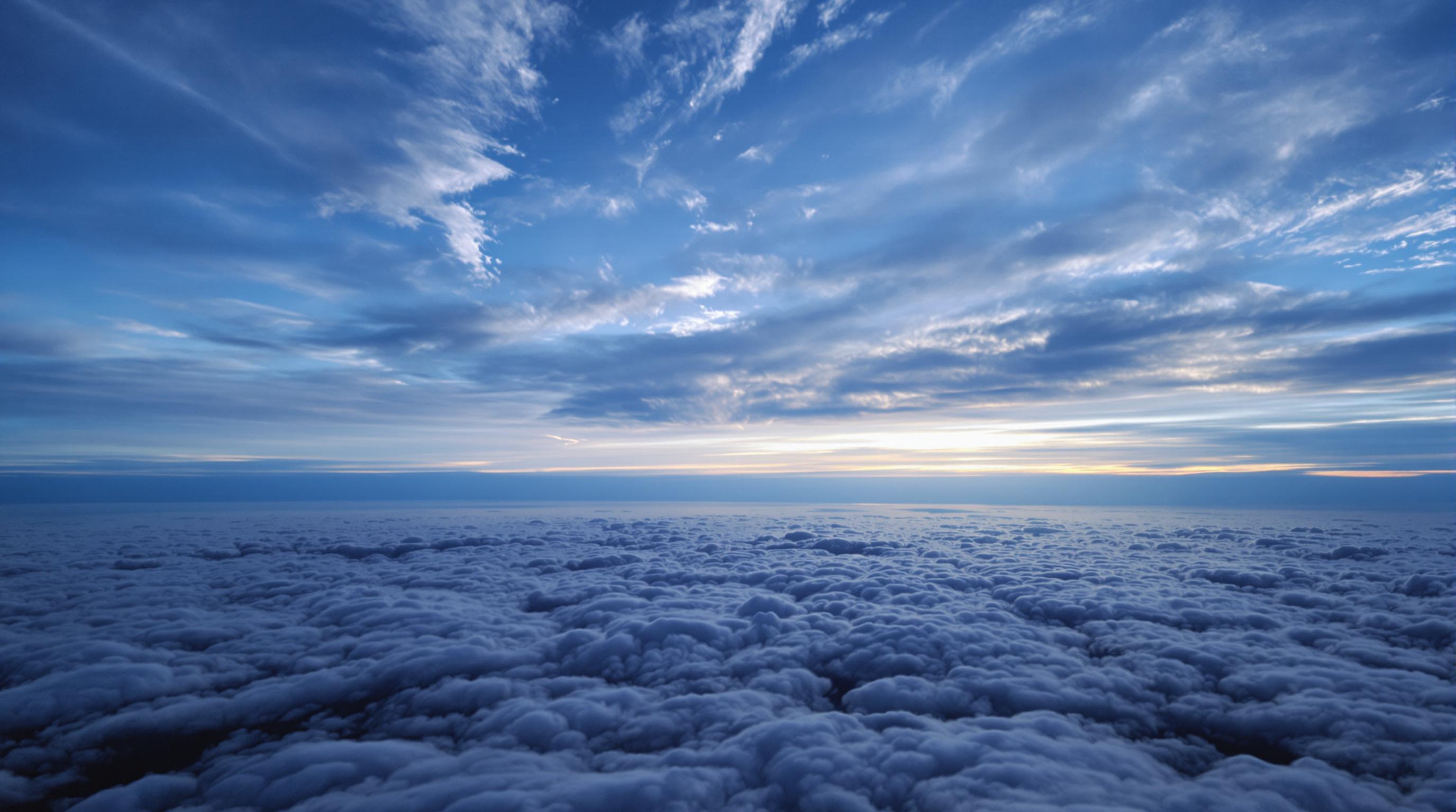 Un ciel avec une variété de nuages à différentes altitudes, illustrant la classification des nuages. Inclure des cirrus fins et élevés, des altocumulus en bancs au niveau moyen, et des stratocumulus bas et étendus. Ajouter le soleil perçant à travers les cirrus pour un effet visuel saisissant.