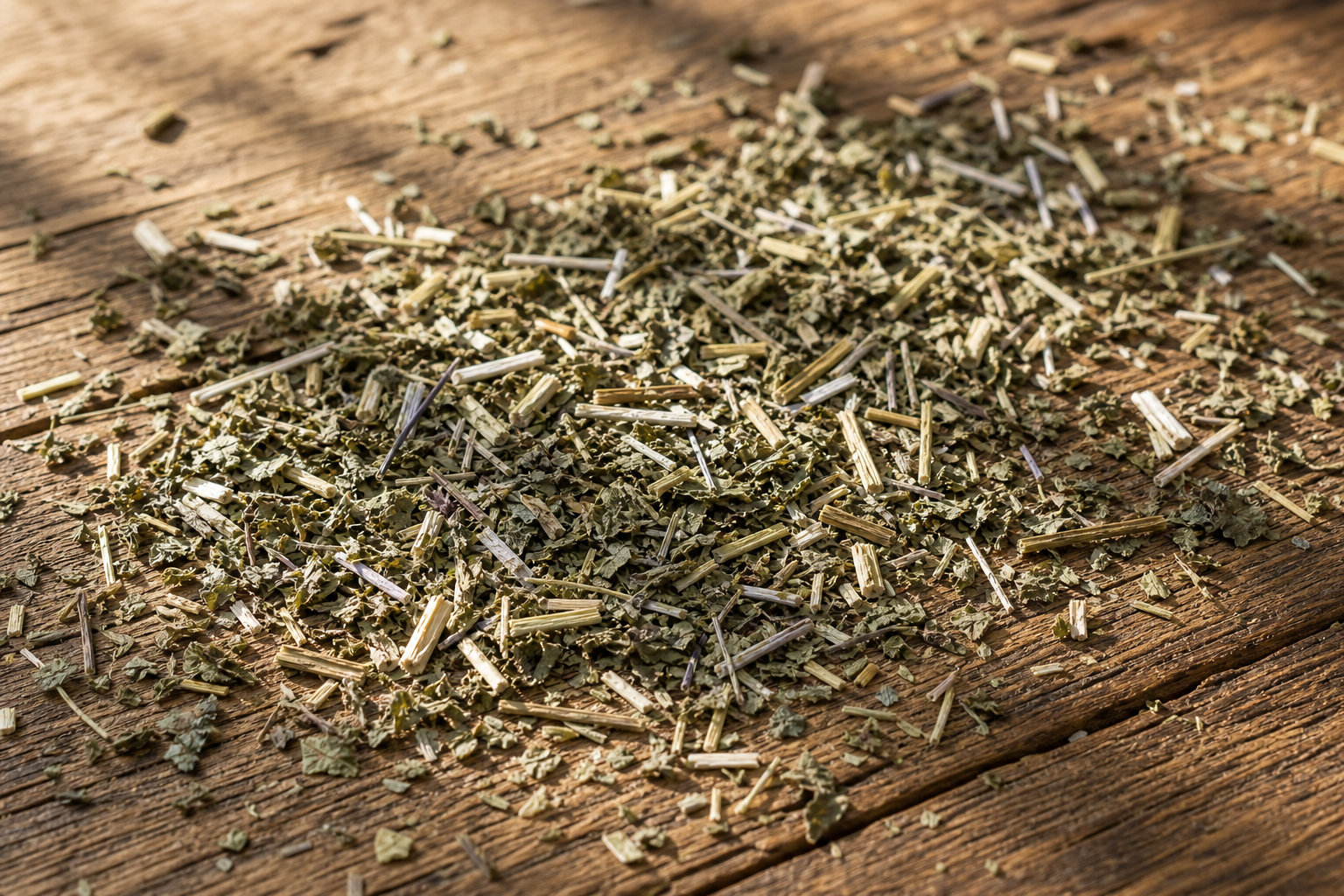 Alchemille plante coupée bio : 3 bénéfices pour votre herboristerie