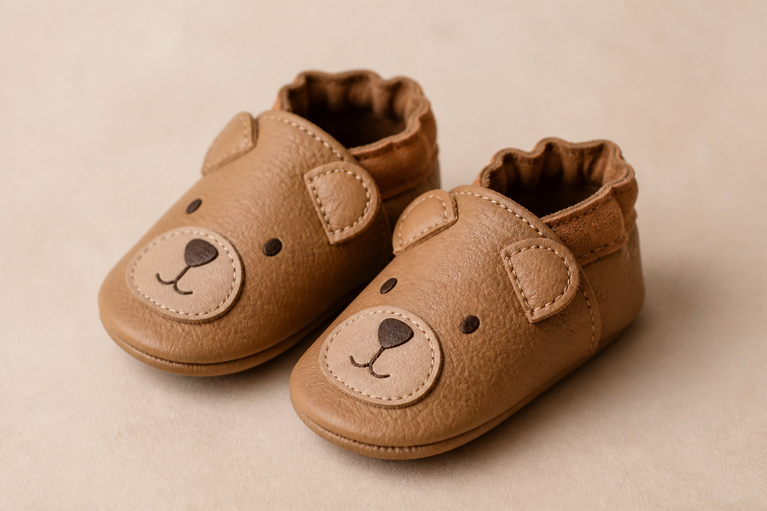 Bien choisir entre chaussons souples et chaussures premiers pas