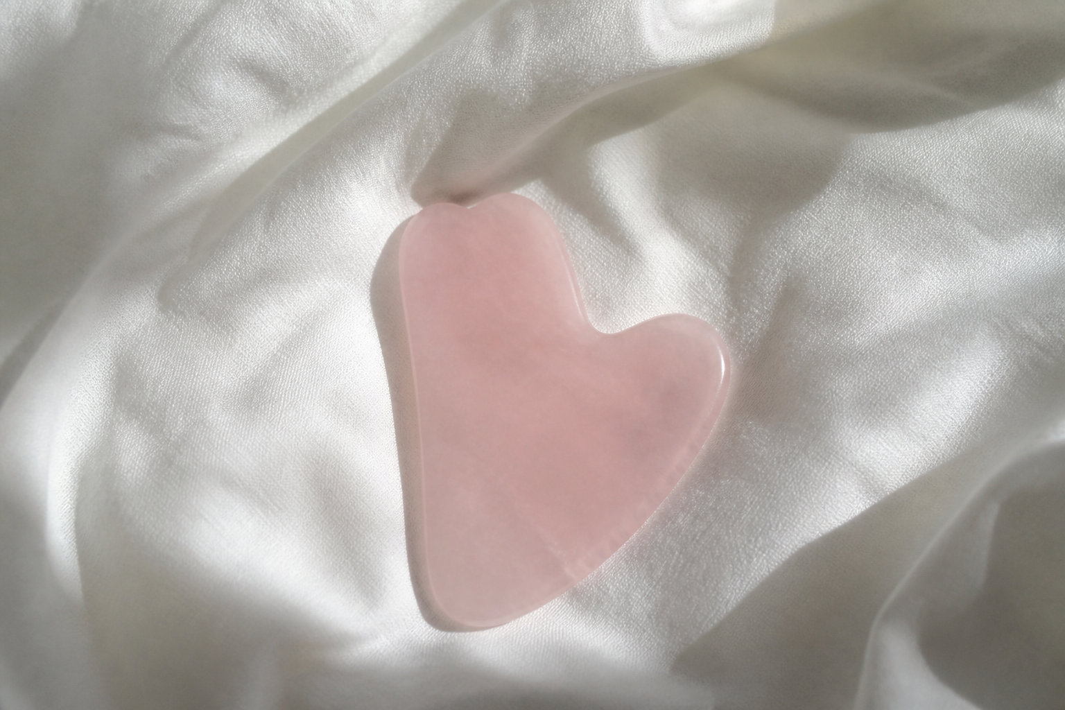 Rituels de beauté : le quartz rose au service de l'éclat
