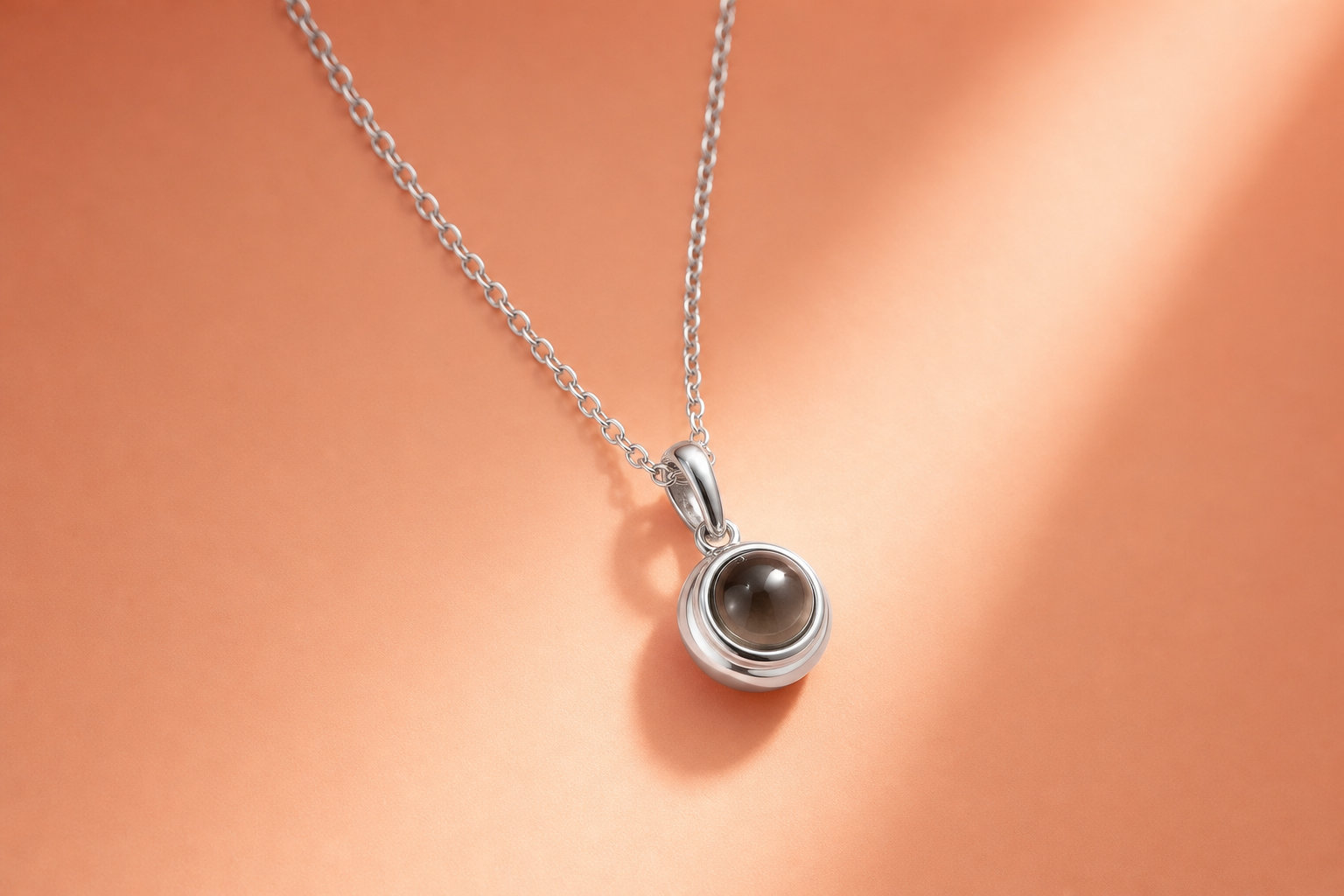Le Pendentif Projection qui garde votre secret bien à l'abri