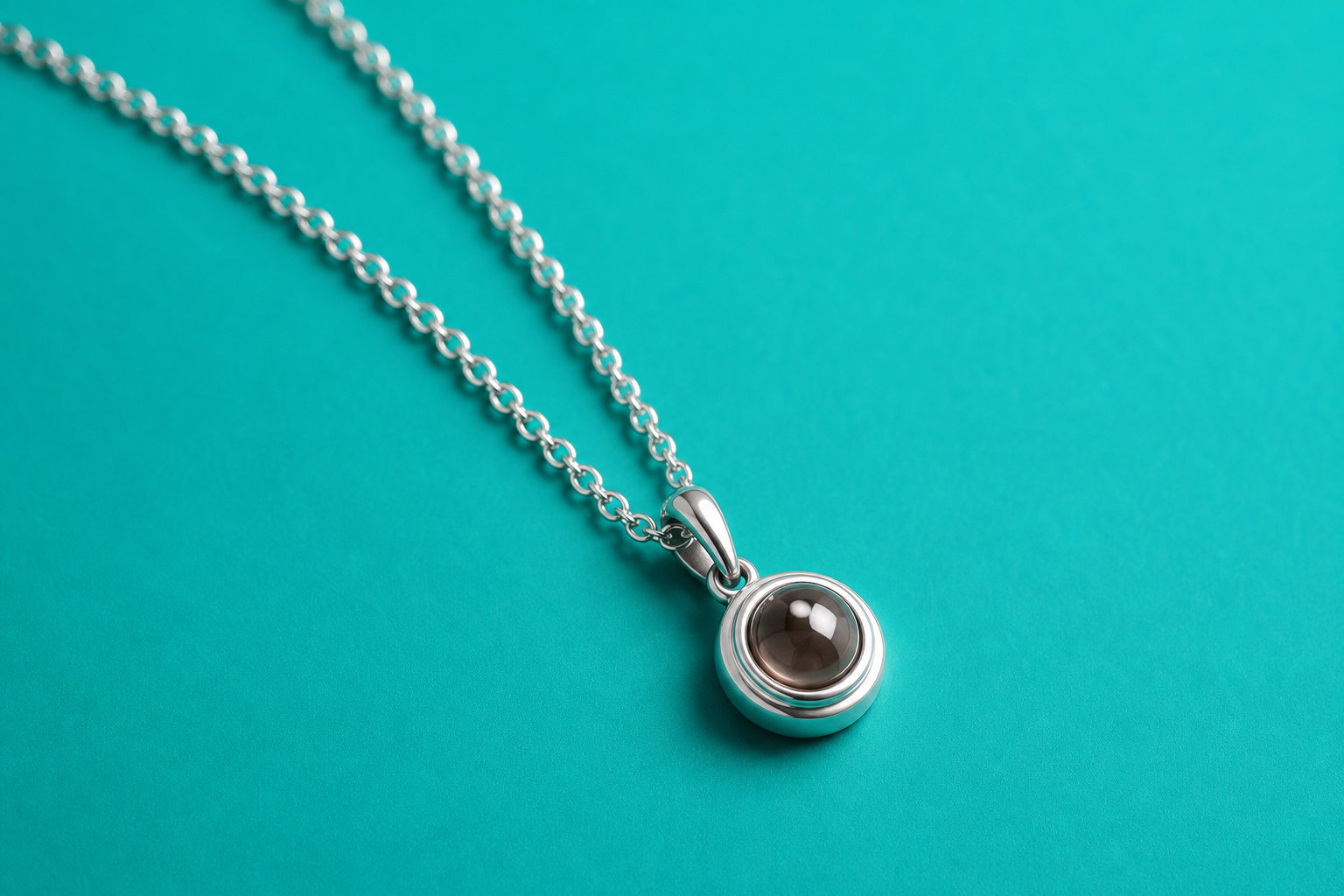 Pendentif Projection Photo Personnalisé, la discrétion d'un souvenir caché