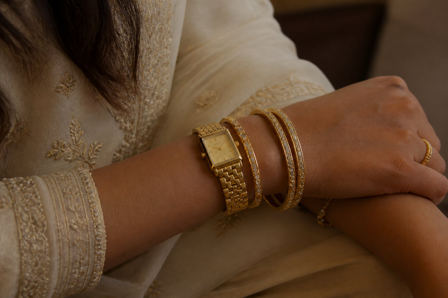 L'art de la composition : marier l'or et les accessoires.