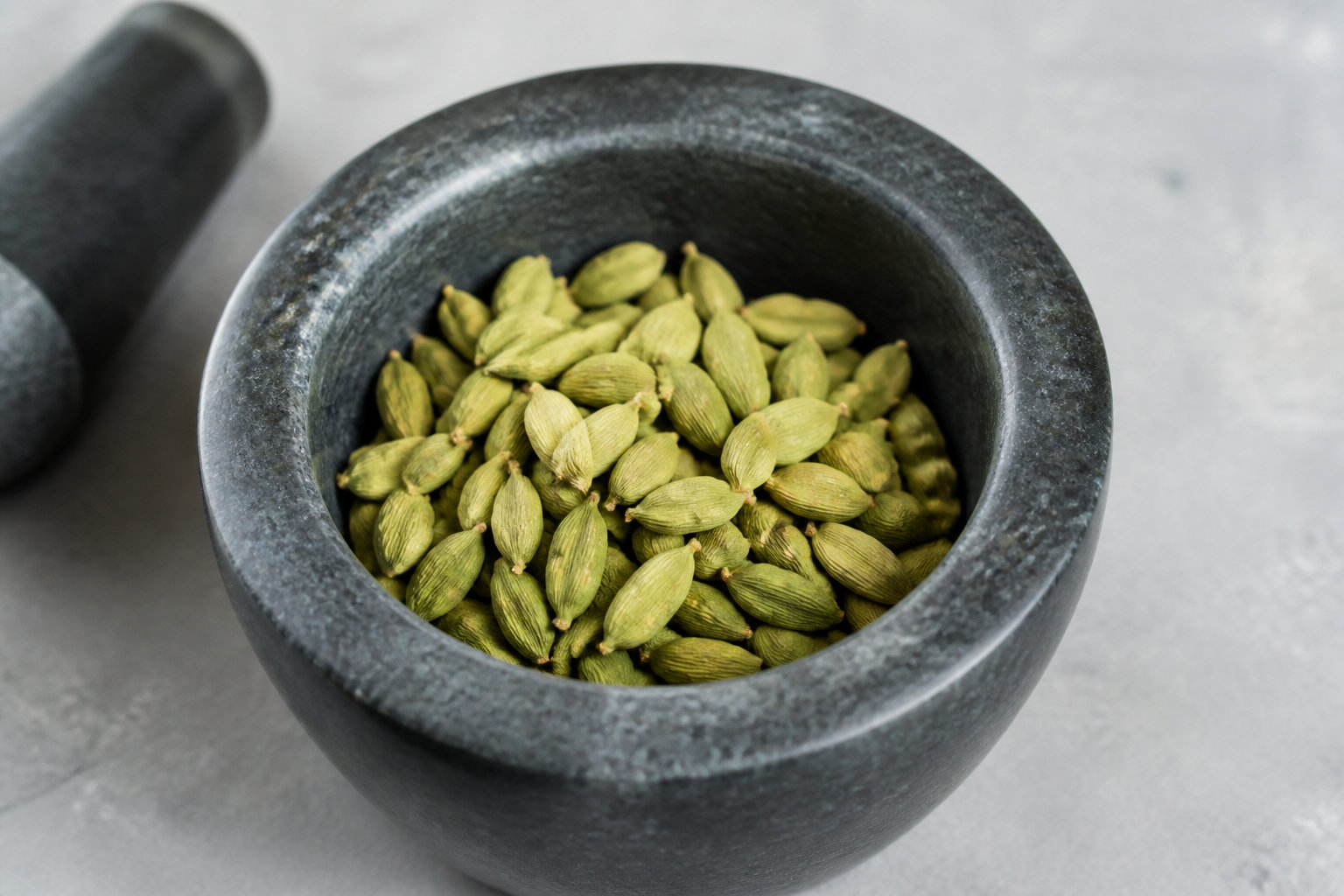 Cardamome en fruits entiers bio pour l'élégance florale