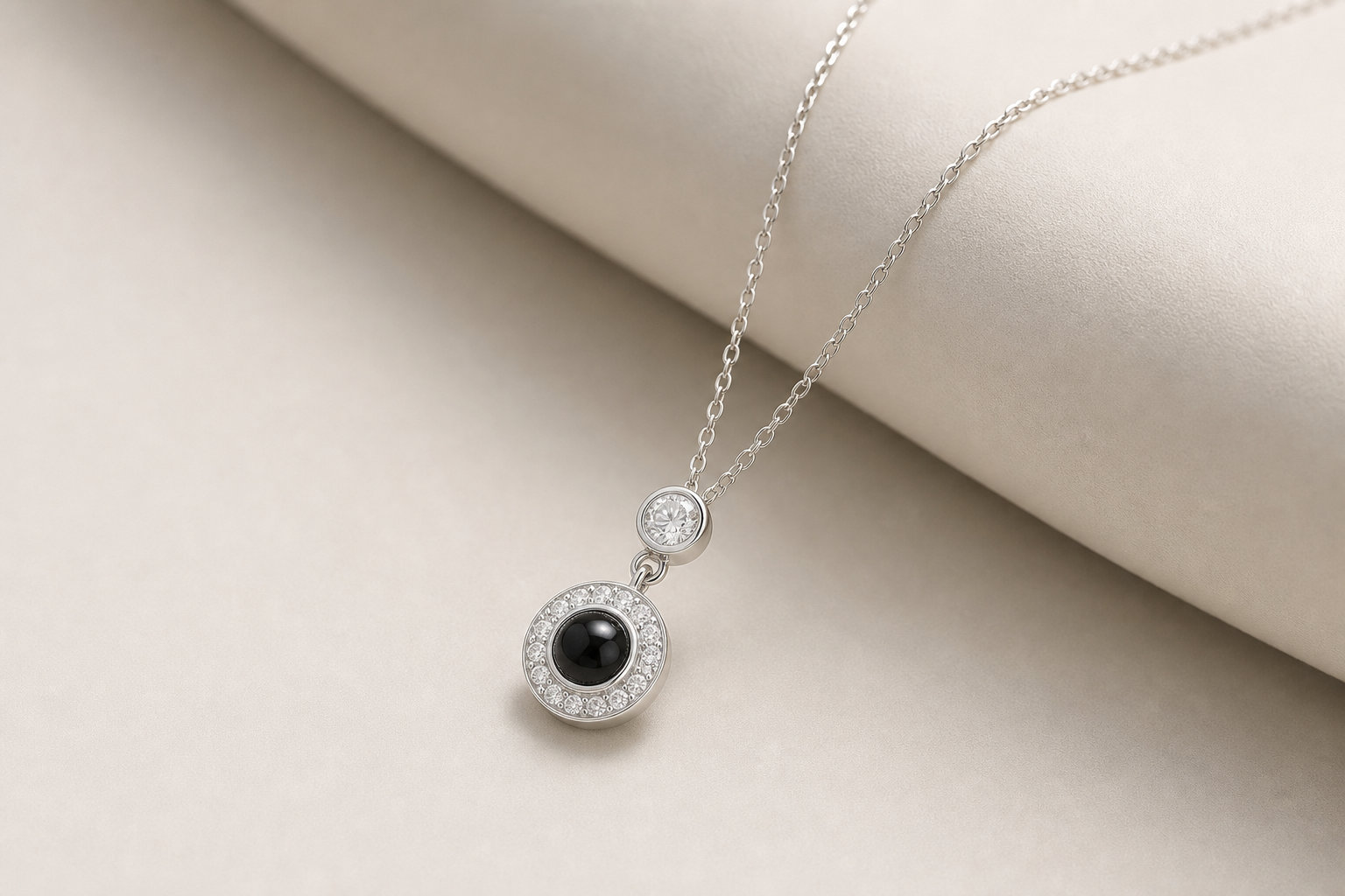 Pendentif Élégance Éternelle : quand la brillance rencontre l'intime