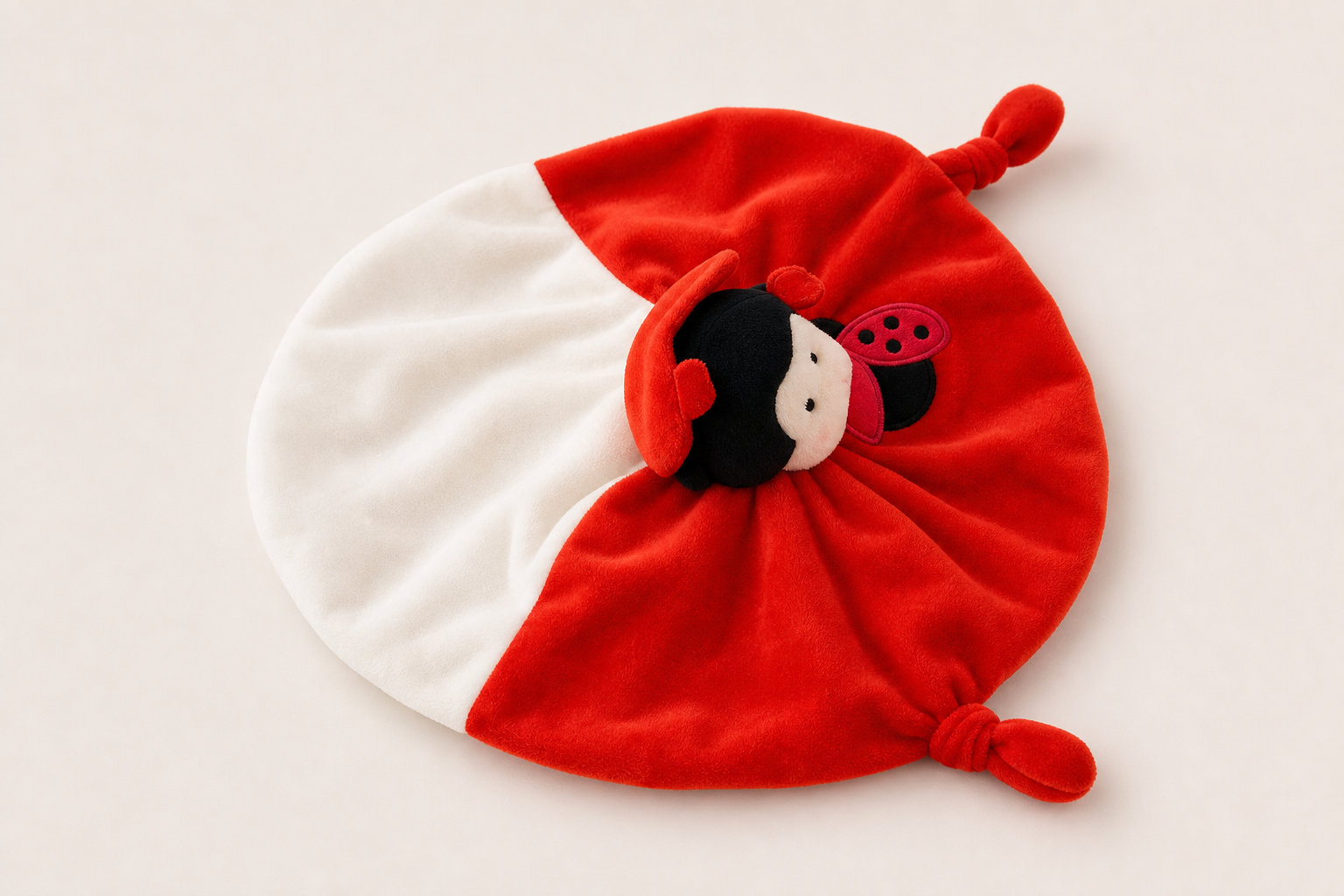Doudou Coccinelle : un porte-bonheur unique et coloré