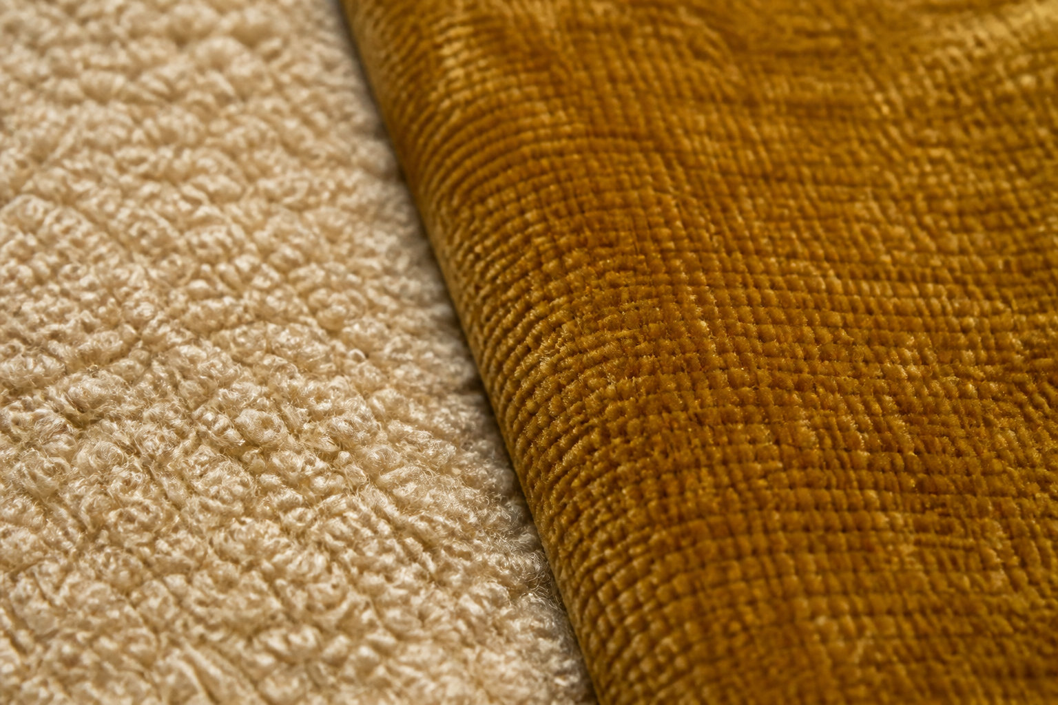 Tissu chenille ou bouclette : le duel technique des matières