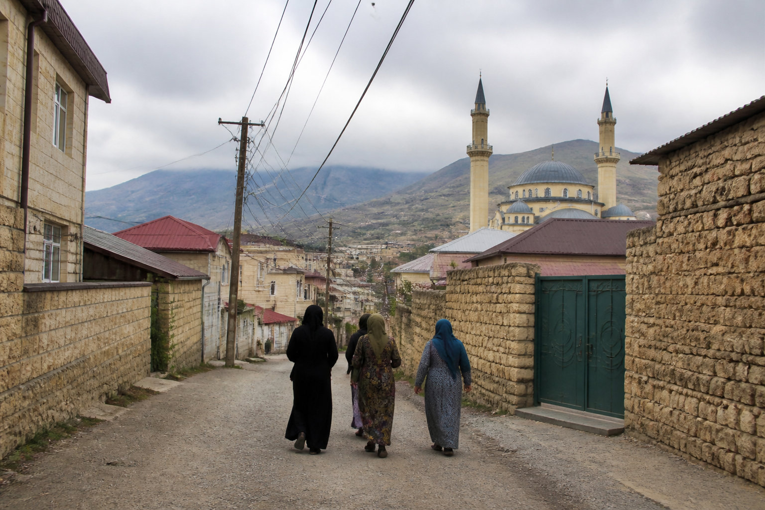 Rue du Daghestan menant vers une mosquée et les montagnes