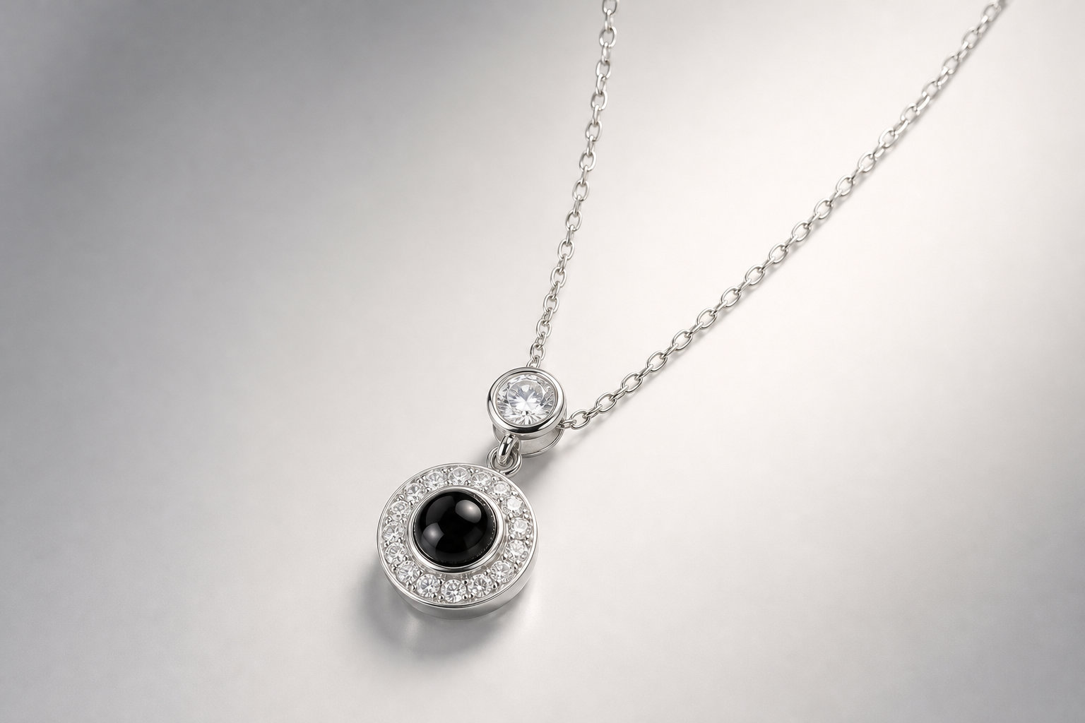 Pendentif élégance éternelle : la lumière de vos instants précieux