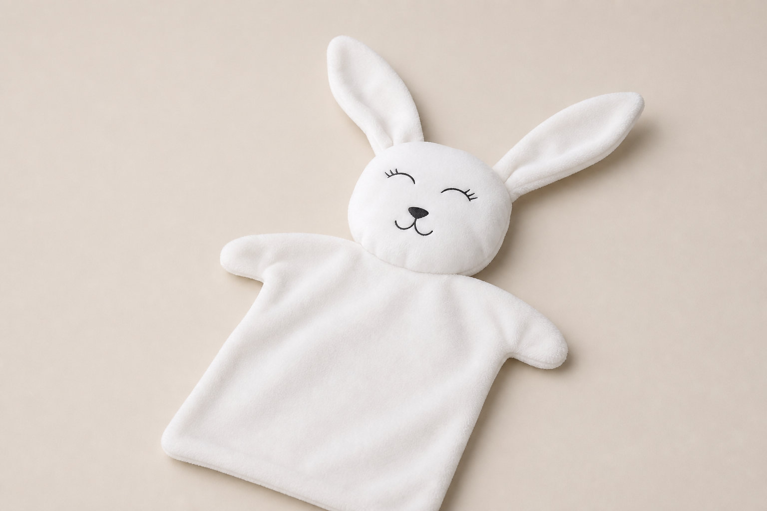 Doudou Lapin tissu petite souris : la discrétion d'un compagnon fidèle