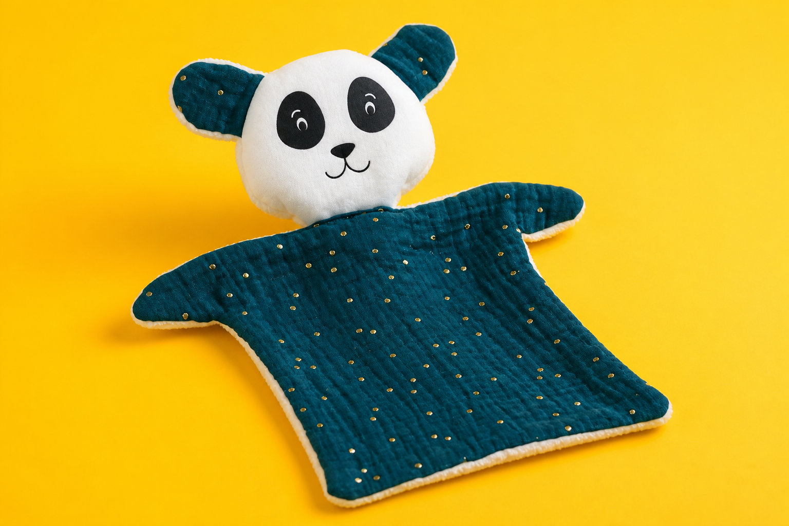 L'originalité du doudou panda bleu pétrole pour un cadeau de naissance