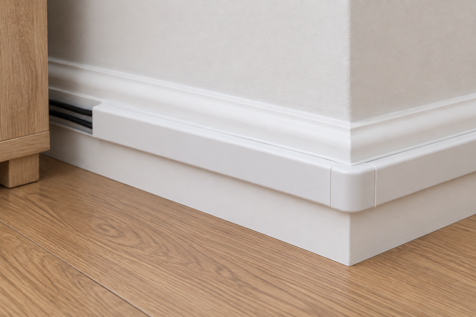 Goulotte adhésive fixée sur une plinthe sans perçage