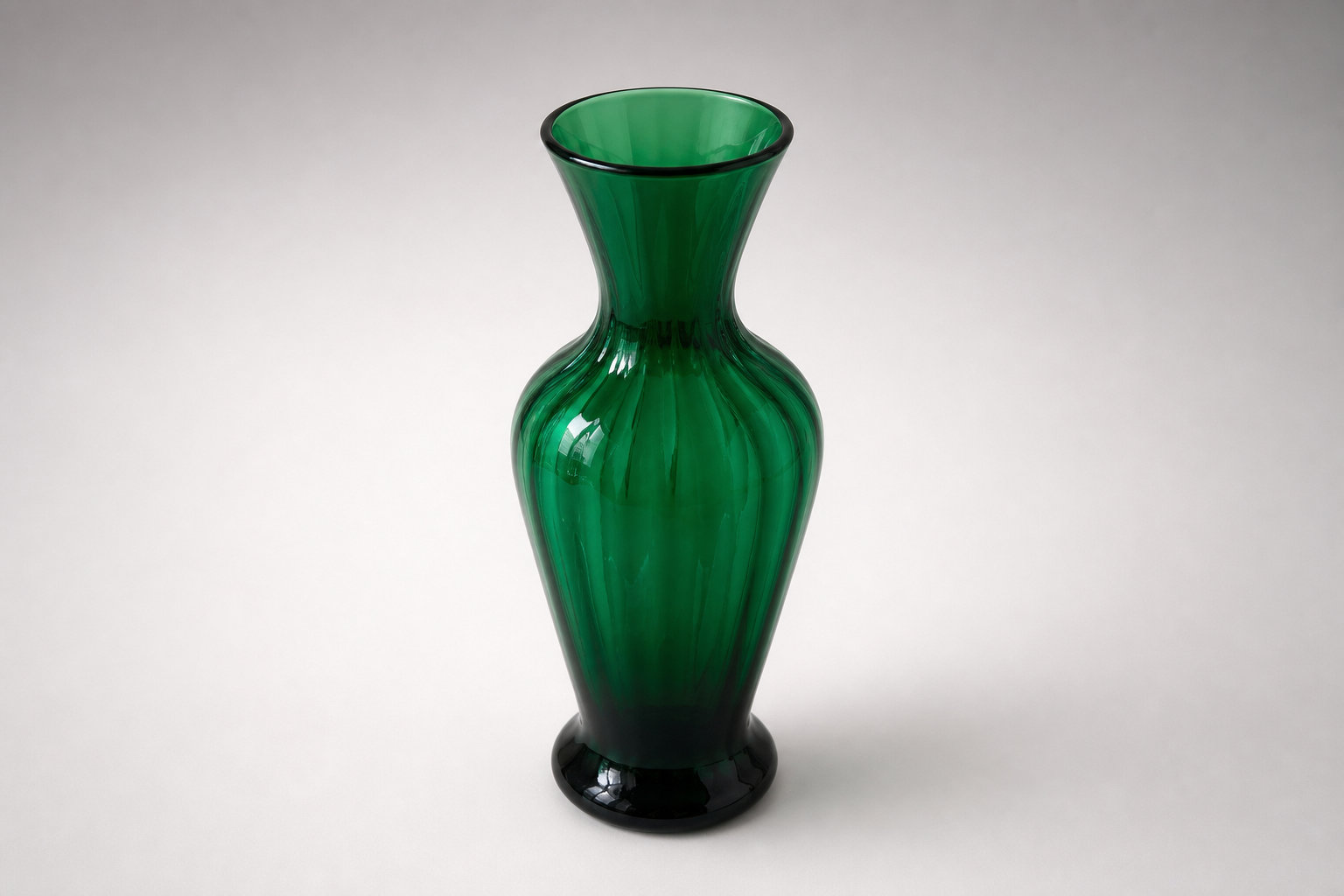 Vase en verre soufflé italien : le chic émeraude