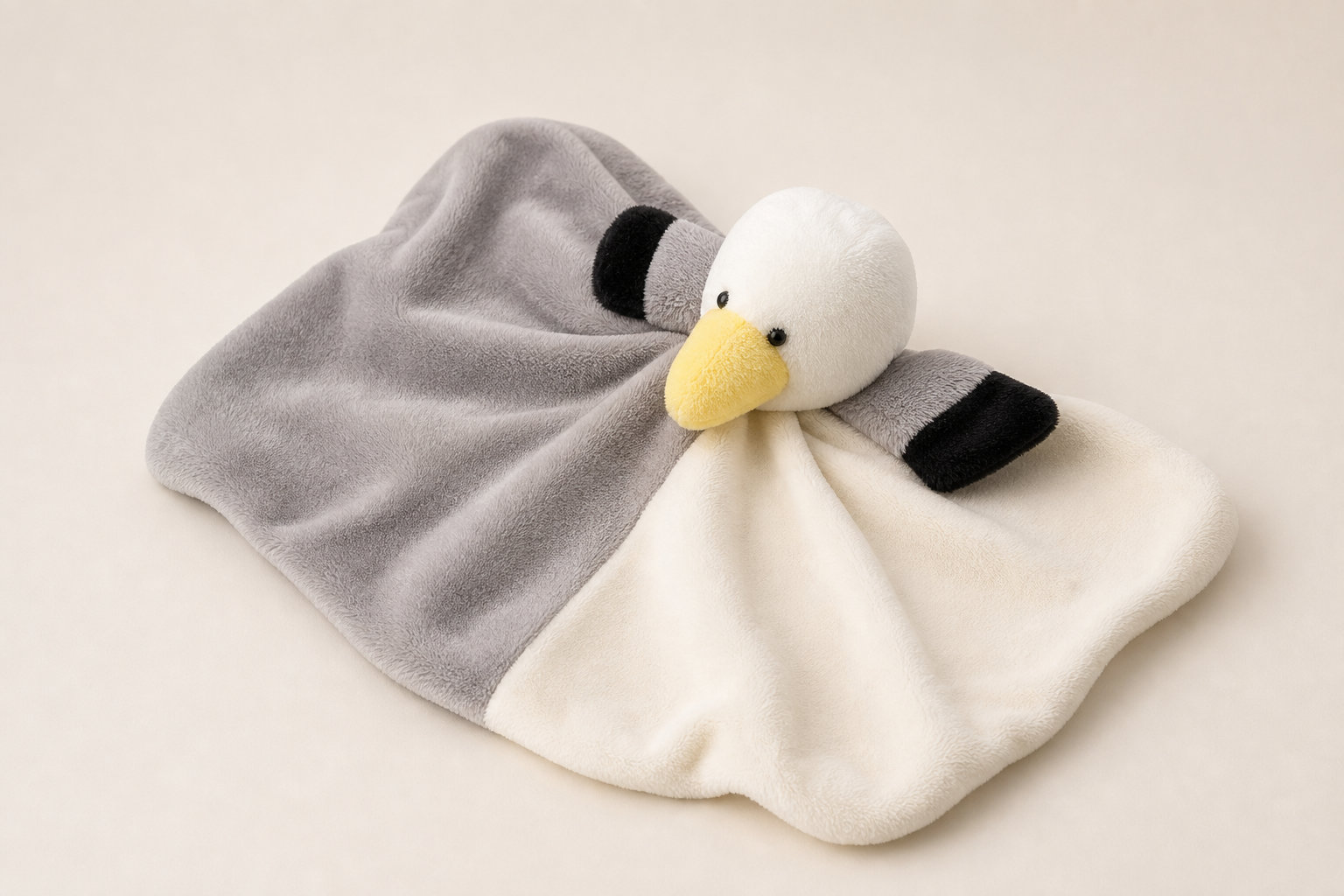 Doudou mouette DoudouArrive et son style marin unique