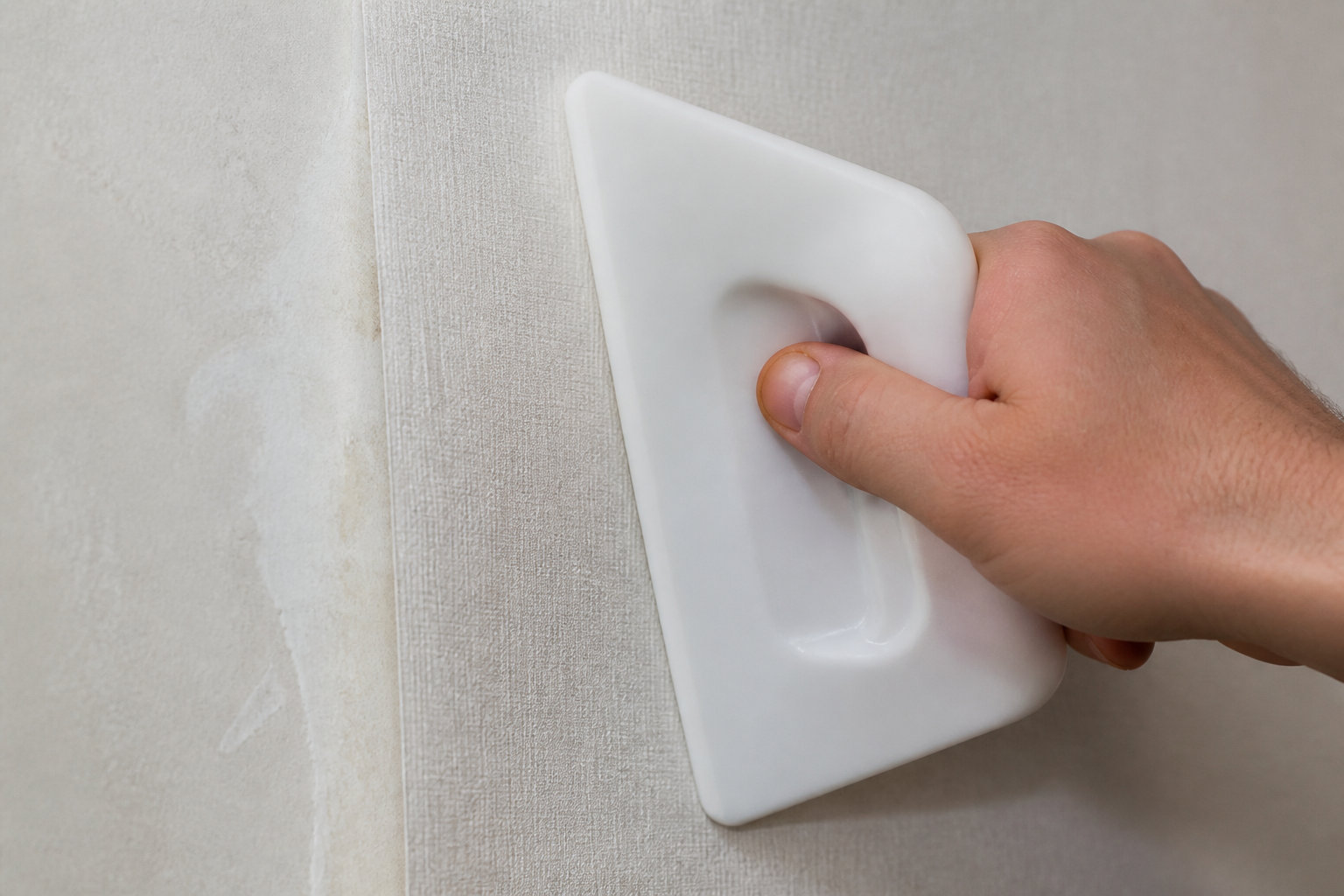 Comment réussir le marouflage sans bulles ?