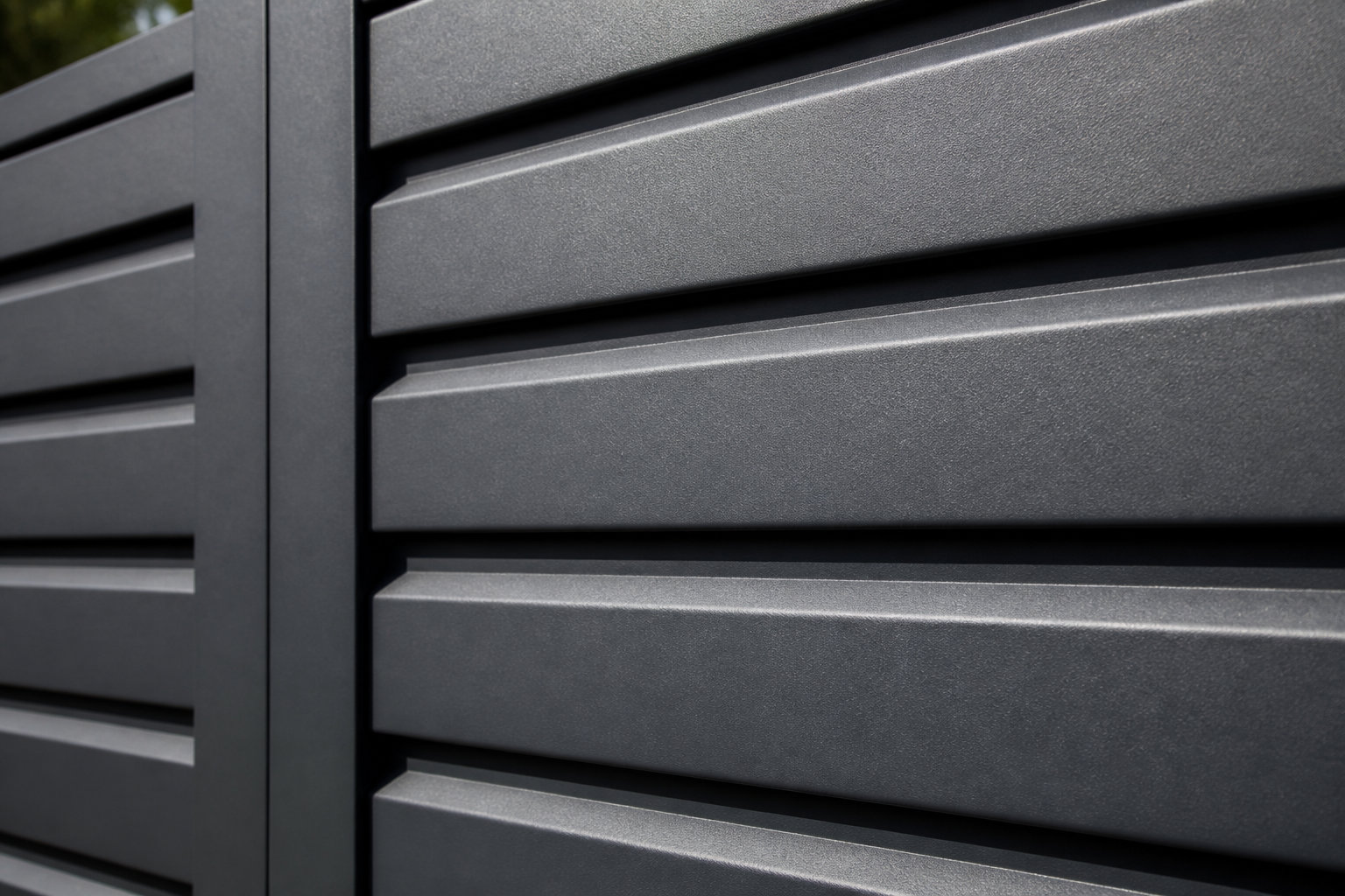 Détail de finition sablée sur un portail aluminium thermolaqué