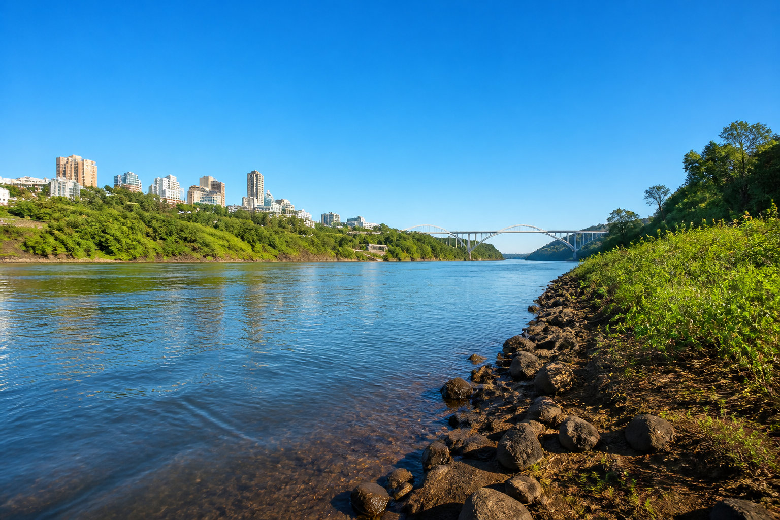 Vue sur la rivière de Foz do Iguaçu avec pont et horizon urbain