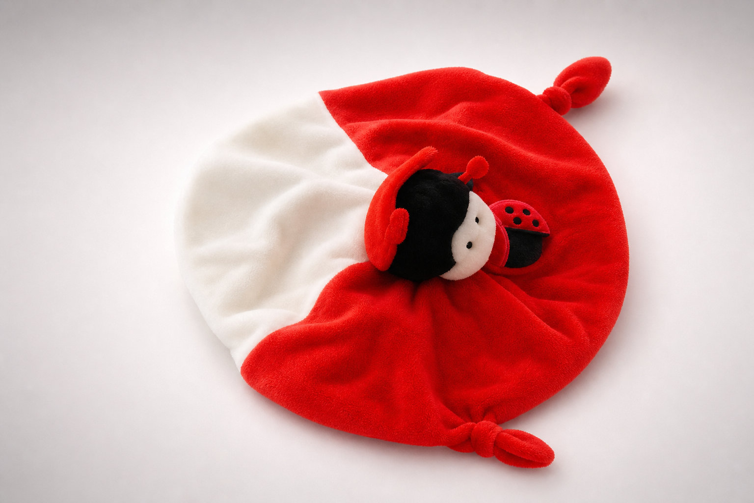 Doudou Coccinelle : une touche de chance et de couleurs