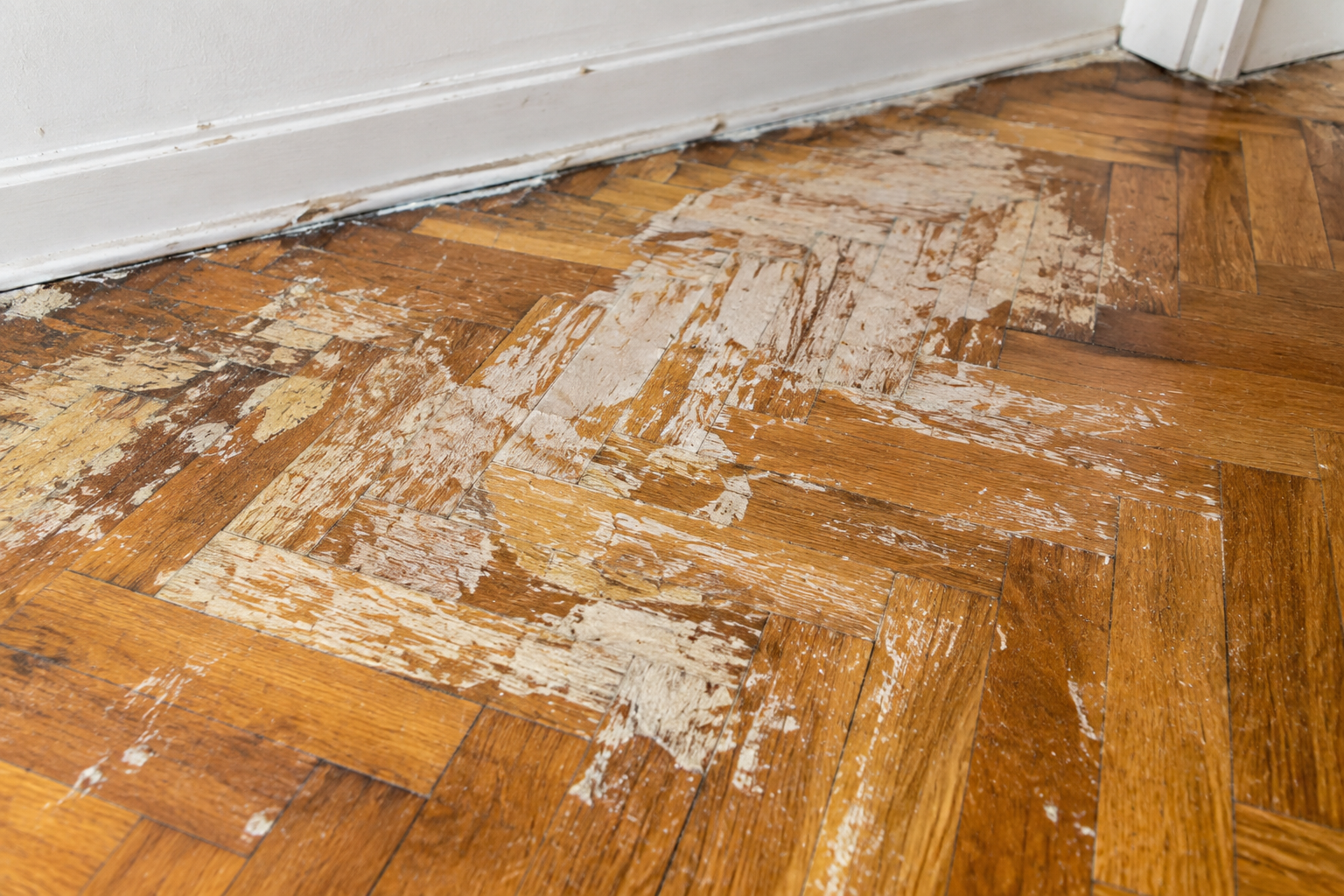 Parquet endommagé à cause de méthodes de retrait de peinture inappropriées