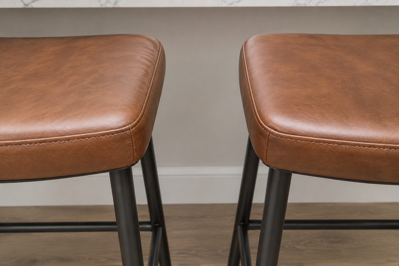 Vue rapprochée de deux tabourets de bar montrant l'écart entre les assises