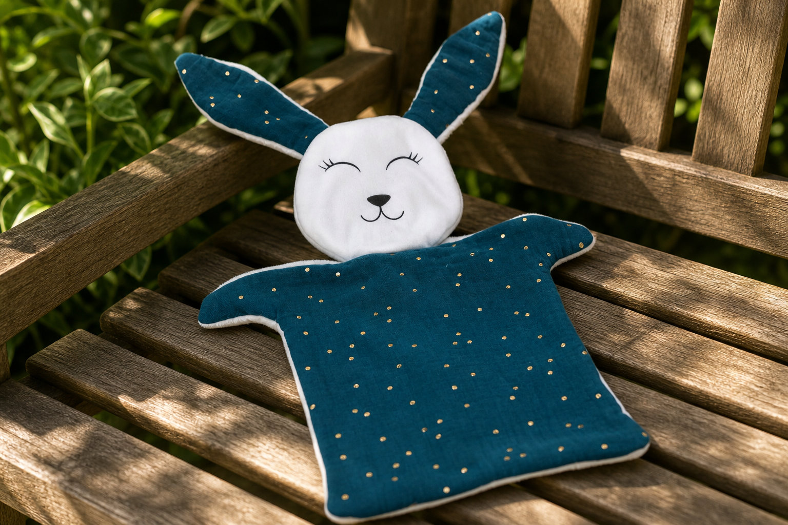 Doudou Lapin double gaze bleu pétrole points dorés : un compagnon de clichés