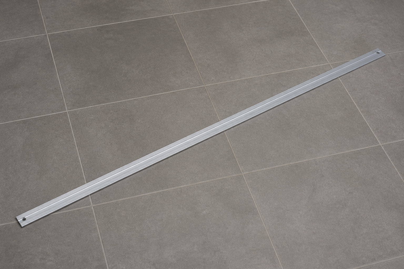 3 étapes pour vérifier si ton carrelage est prêt à recevoir le parquet