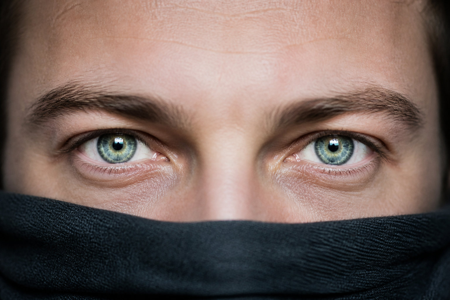 Comment réussir sa pose pour un regard percutant ?