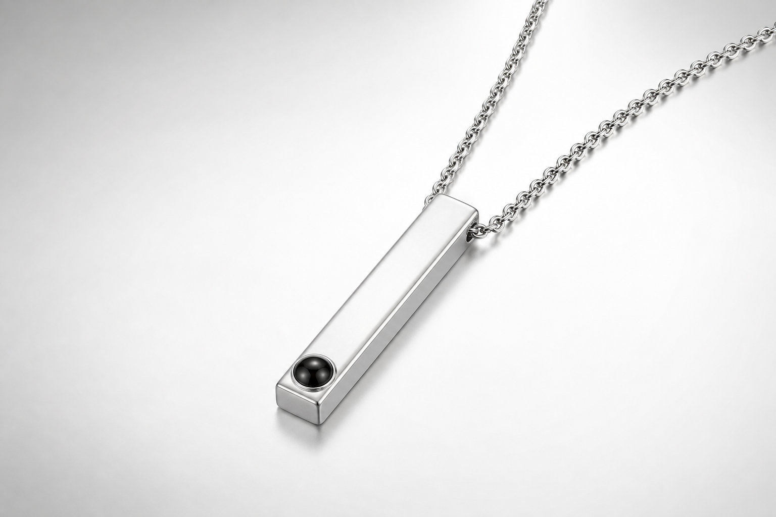 Le Pendentif Barre Homme pour une présence sobre et fidèle