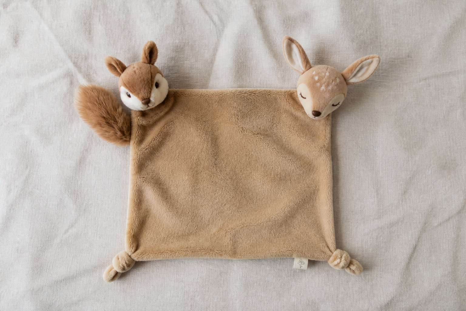 Doudou Plat avec oreilles tissu forest : l'éveil par la nature