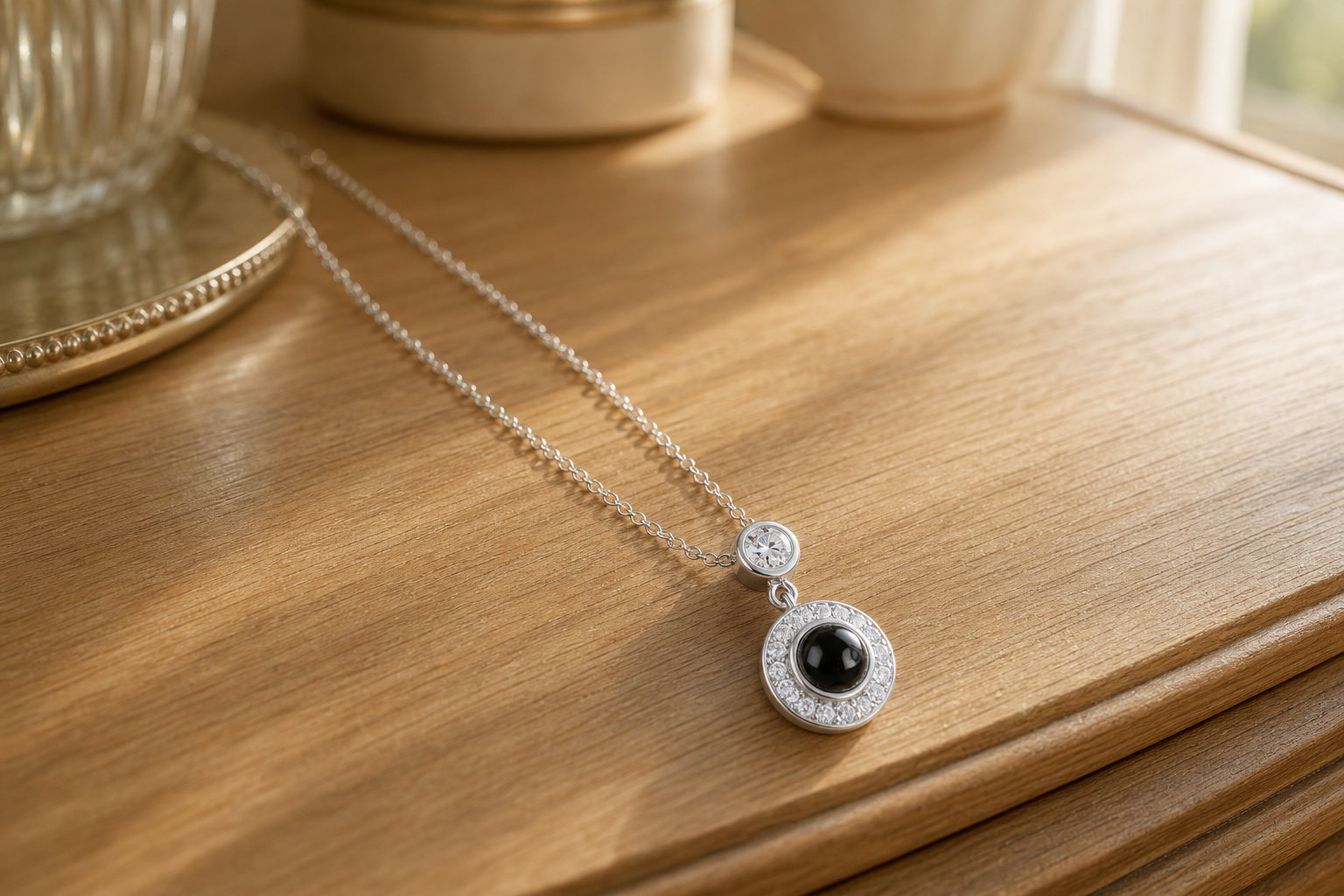 Pendentif Élégance Éternelle, une lumière vive pour éclairer votre deuil