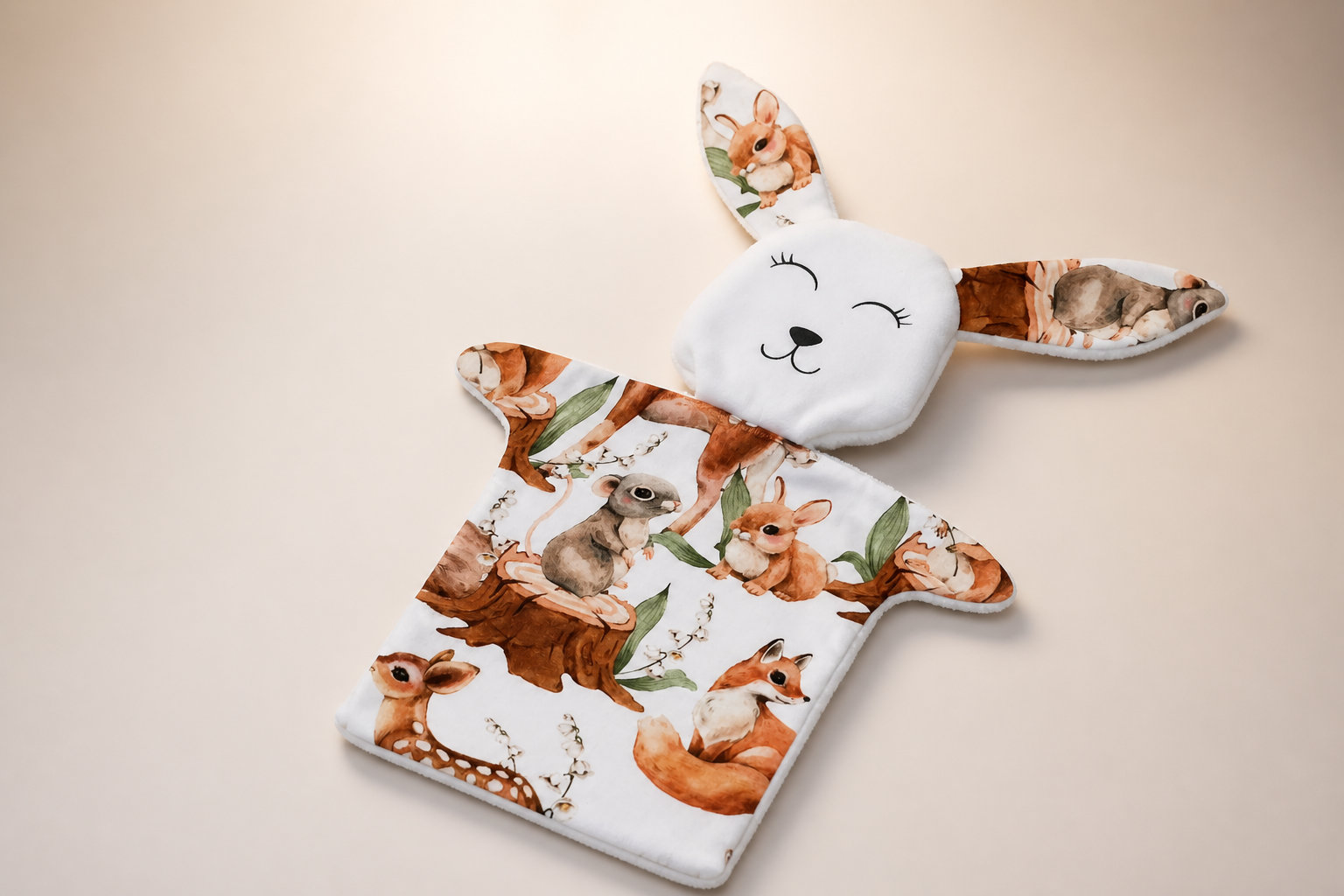 L'esprit de la forêt avec le doudou lapin écureuil et faon