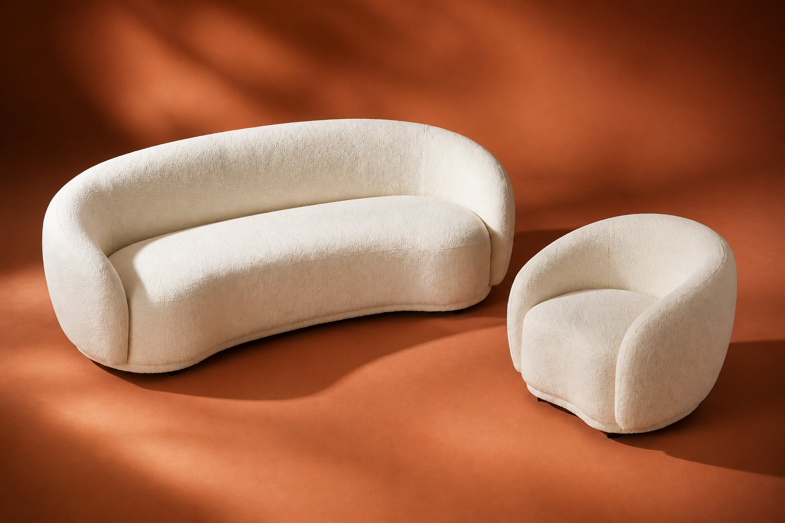 Harmonie structurée avec l'ensemble canapé et fauteuil Bovana