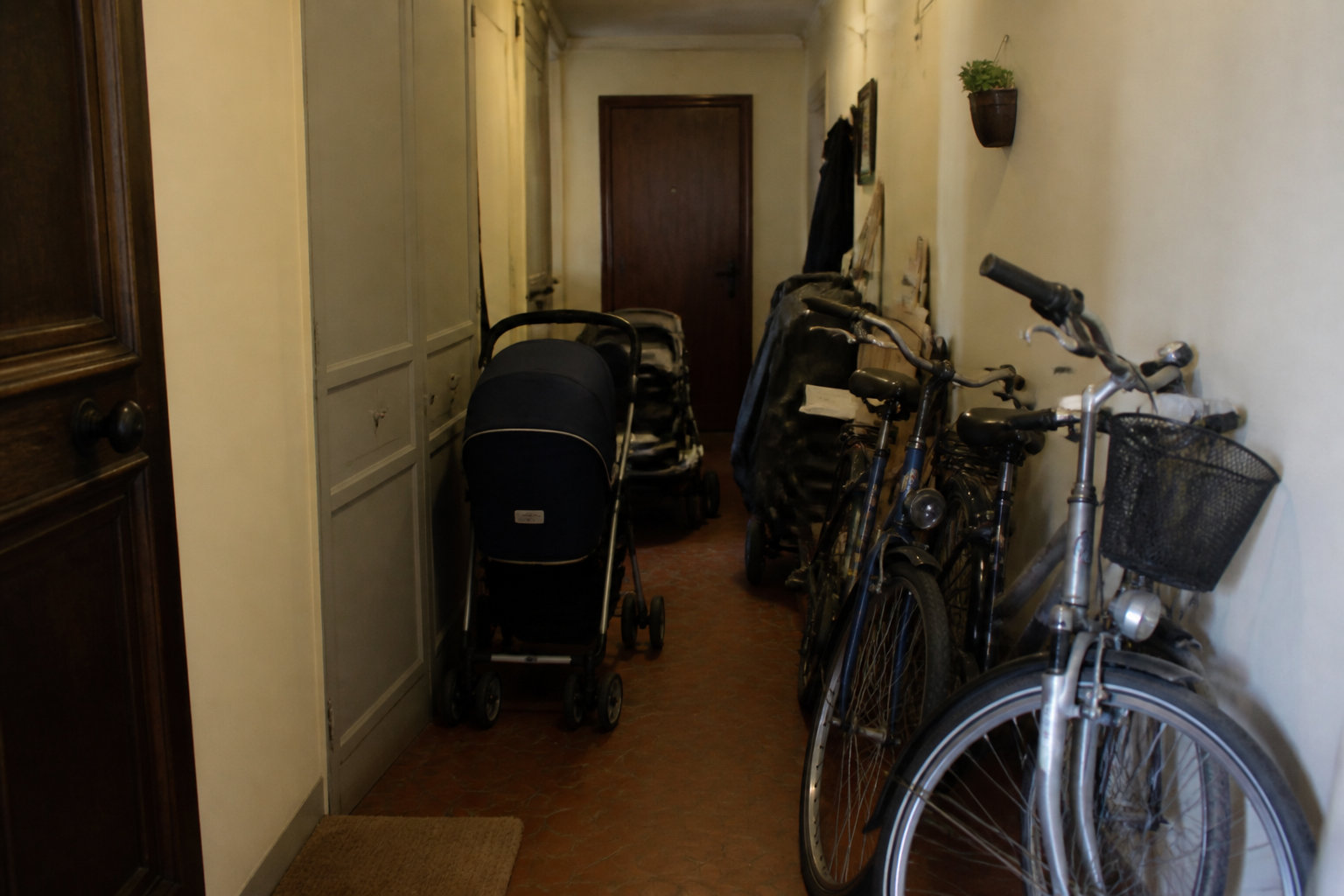 Encombrement des parties communes par un locataire : cadre légal et limites