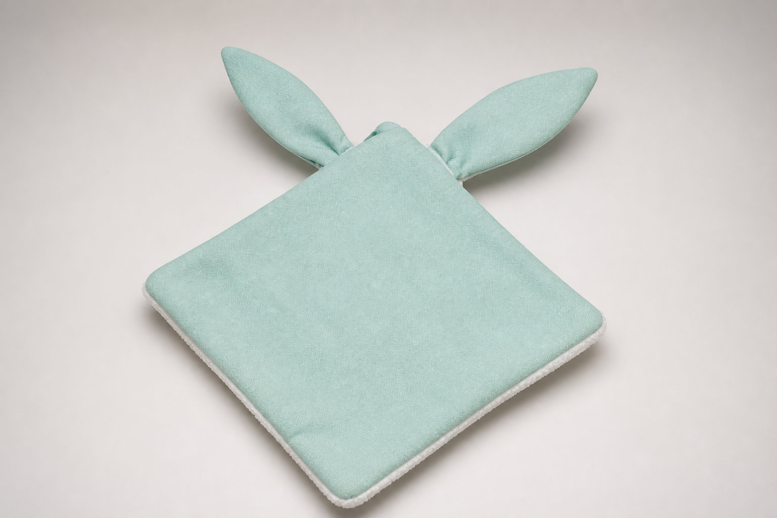 Doudou Plat avec oreilles tissu Panda menthe : douceur et modernité