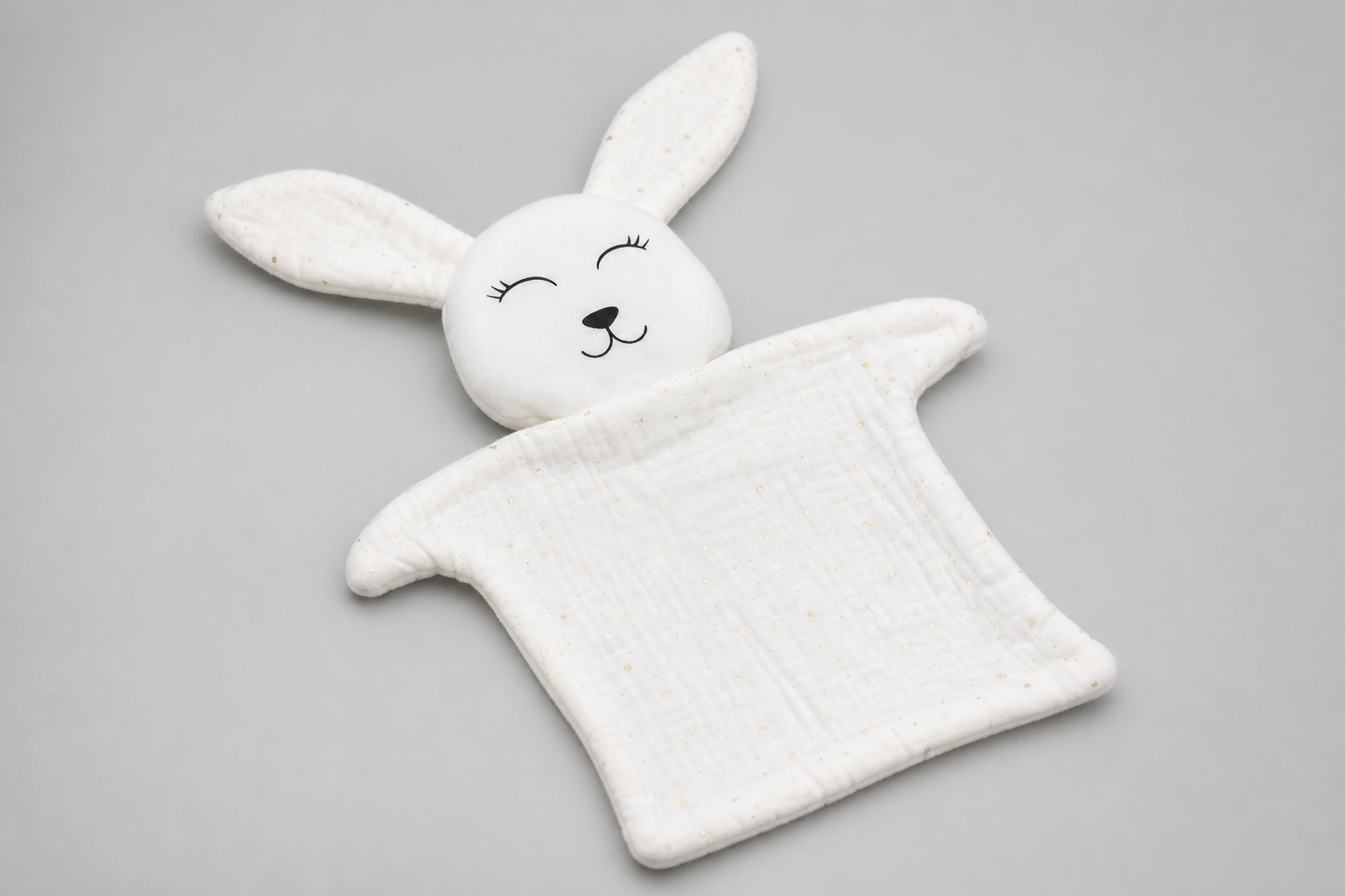 La douceur du doudou lapin en double gaze blanche et or