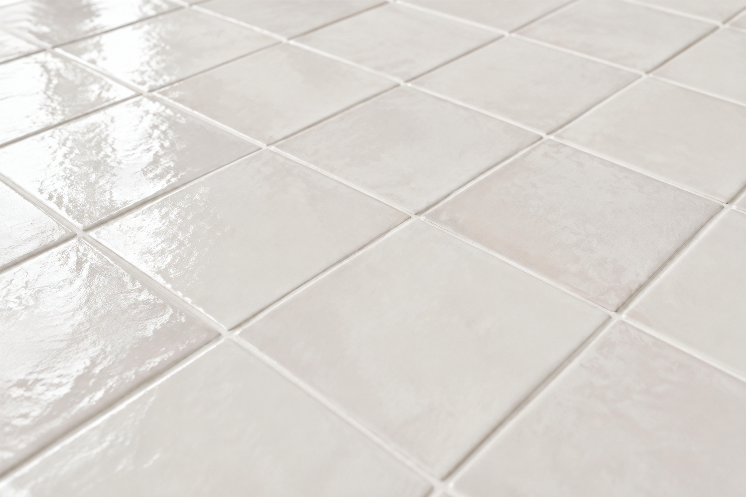 Carrelage effet zellige blanc de Home Bo Design, aux bords réguliers.