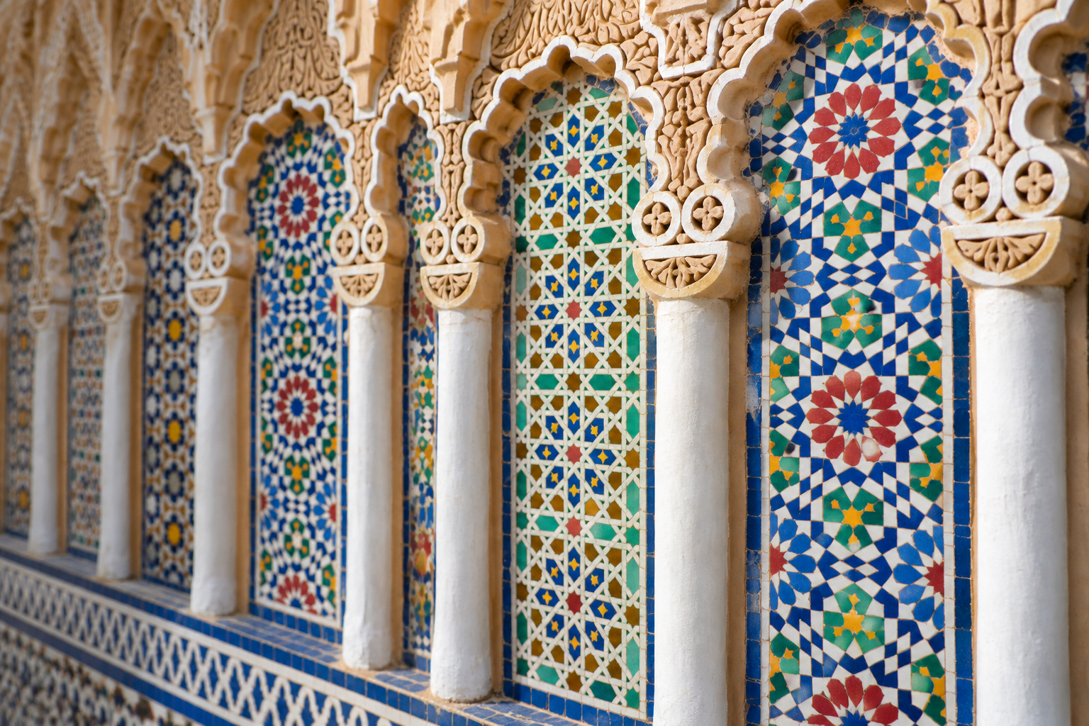 Zellige ancien aux motifs géométriques dans les palais de Fès.