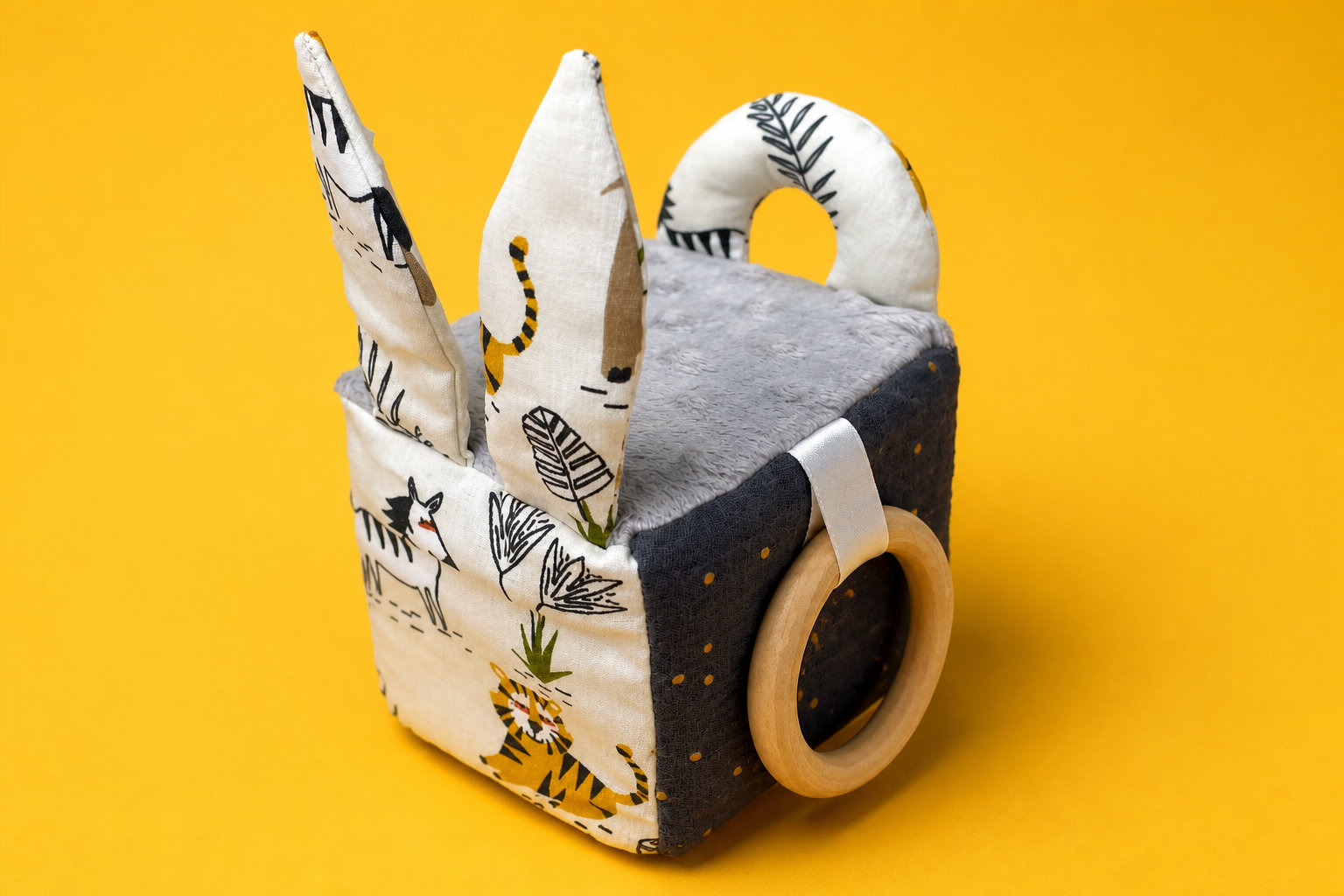 Cube d'activités en tissu animaux de la savane et exploration tactile