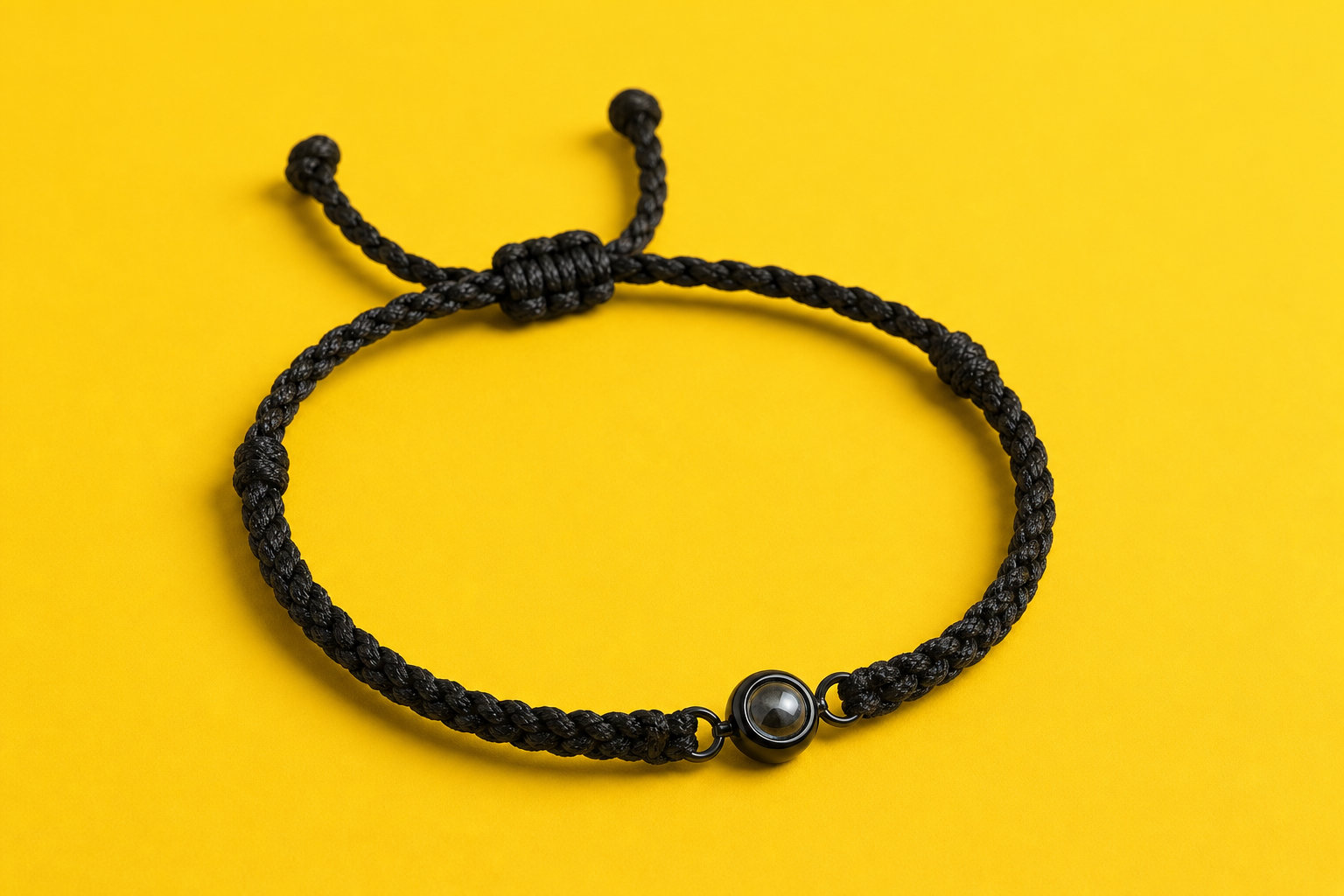 Bracelet Tressé Projection : l'élégance brute pour des souvenirs partagés