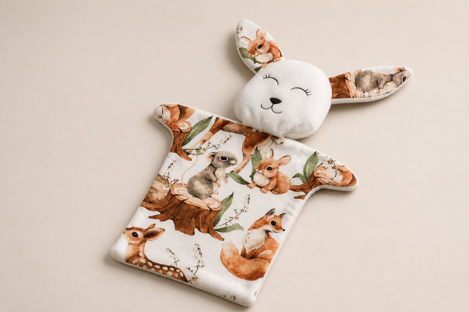 Un univers boisé avec le doudou lapin forest et ses amis