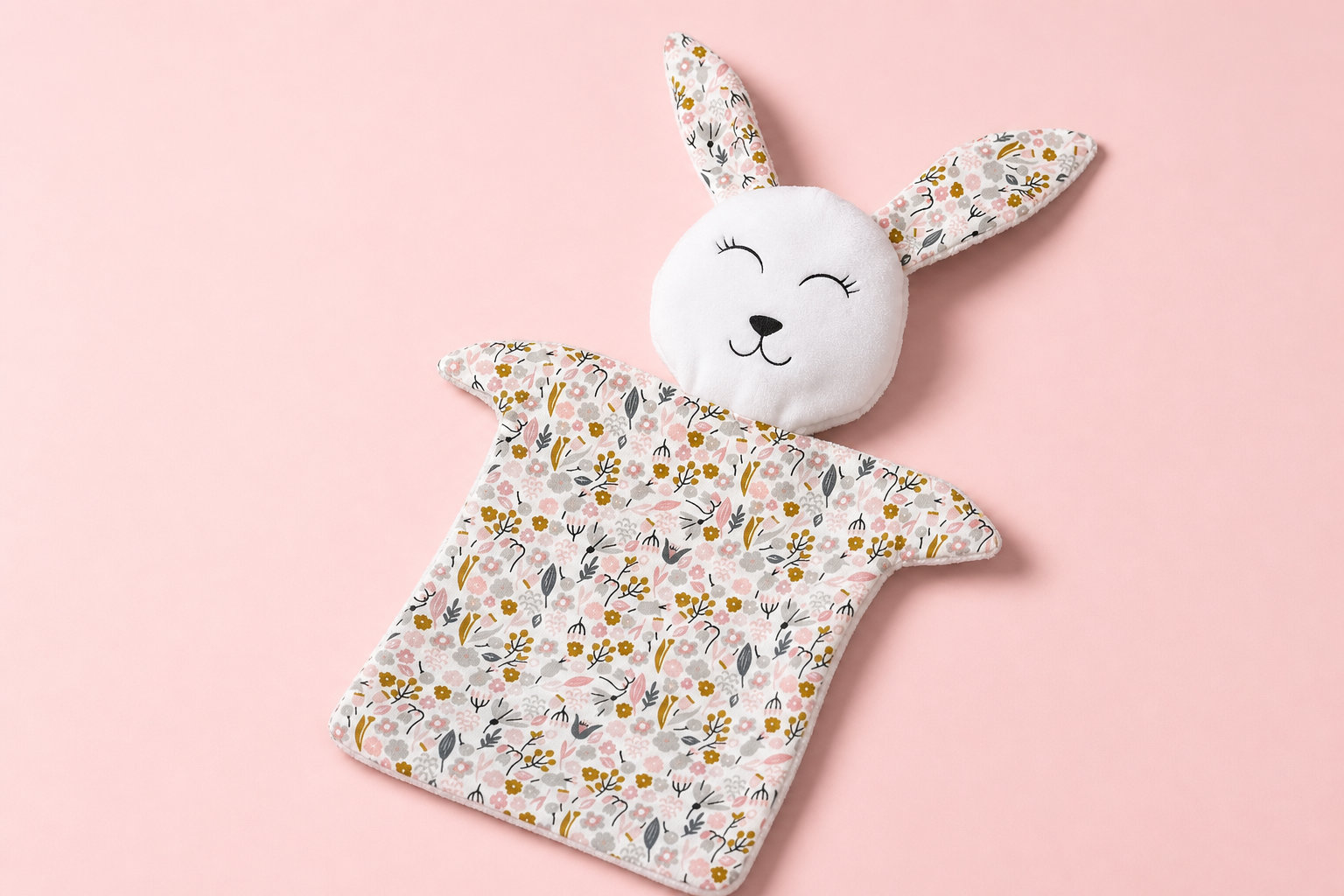 Doudou Lapin fleurs rose et or : une touche de poésie textile 🌸