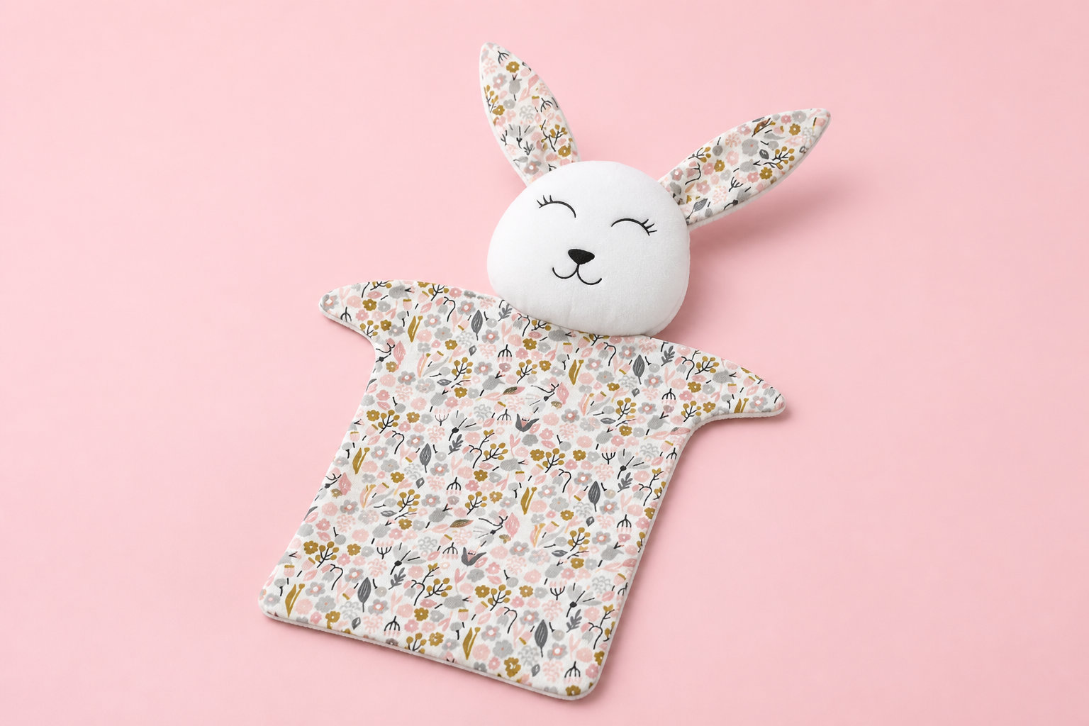 Élégance florale : le doudou lapin fleurs rose, gris et or