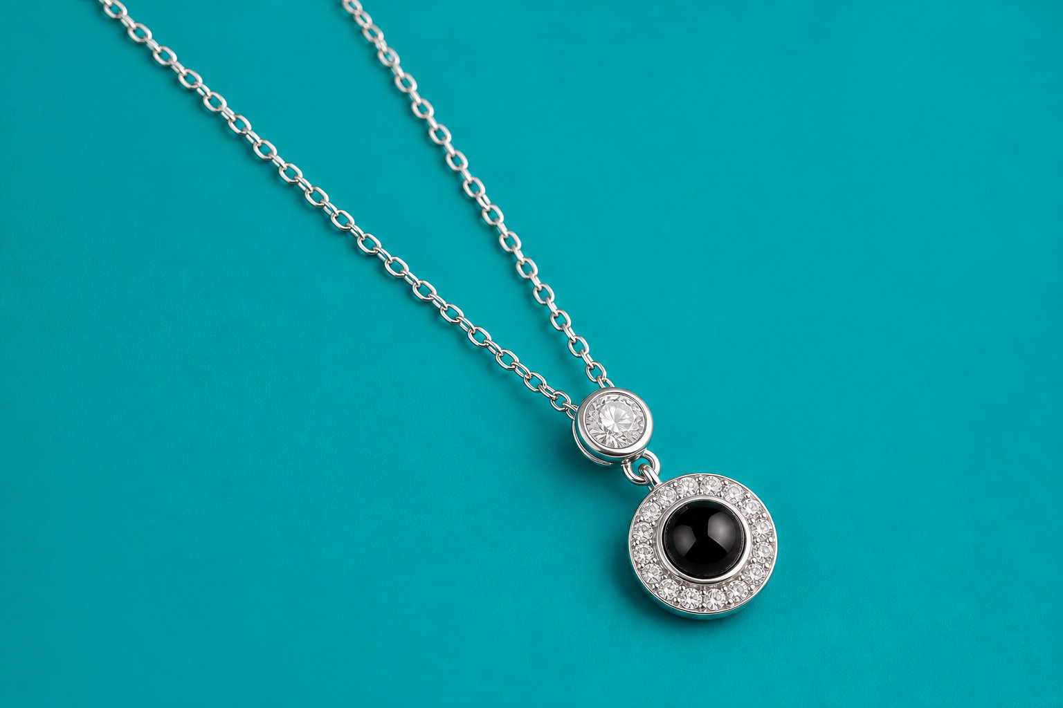 Pendentif projection photo : l'élégance du secret partagé