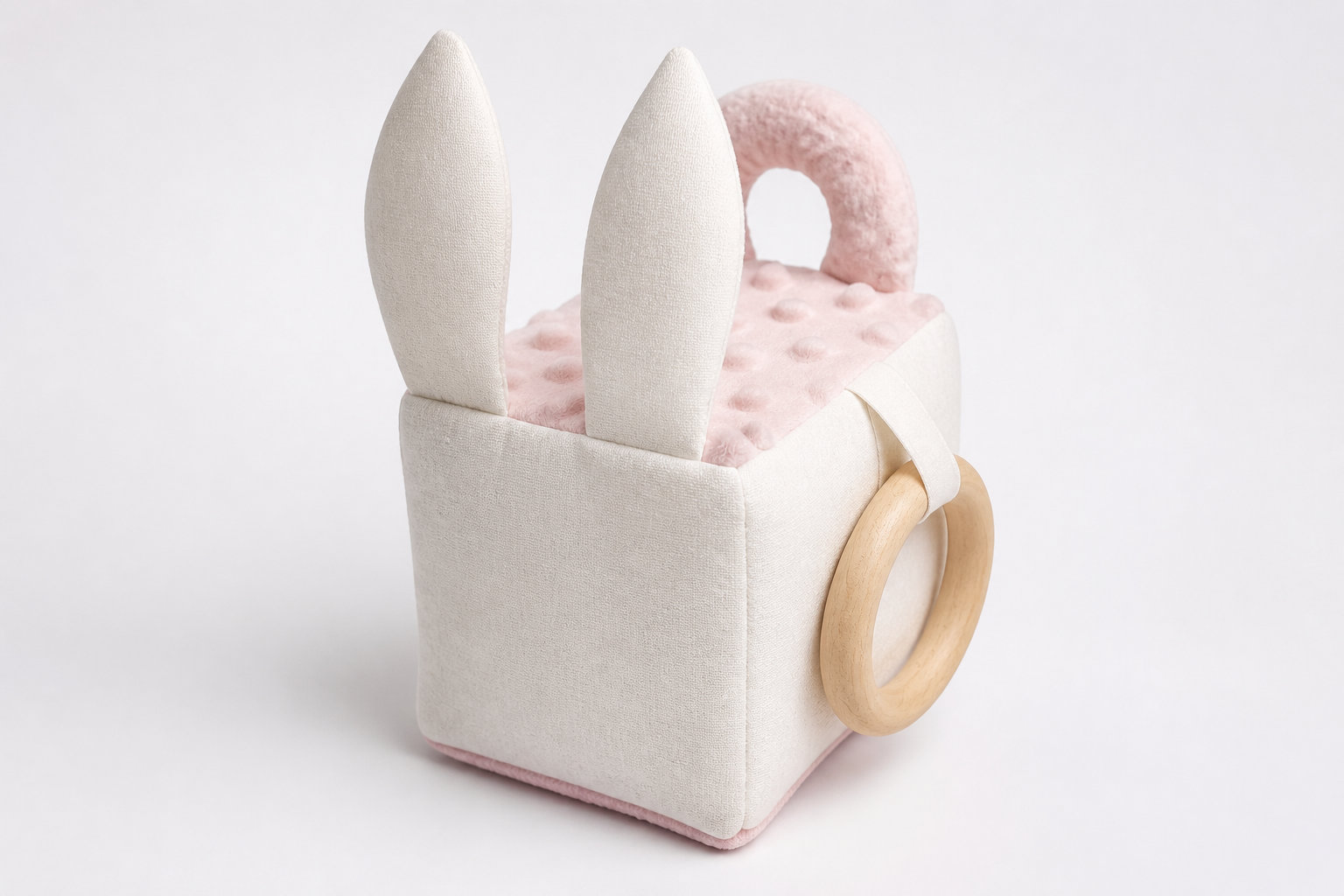 Cube d'activités en tissu Princesses pour l'éveil d'un bébé de 12 mois