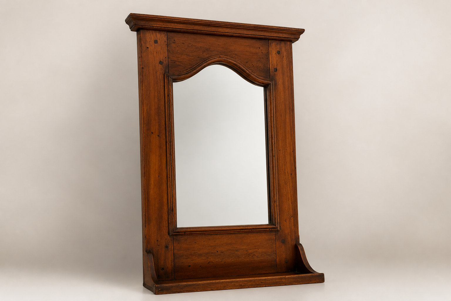 Miroir de toilette ancien en bois au charme classique