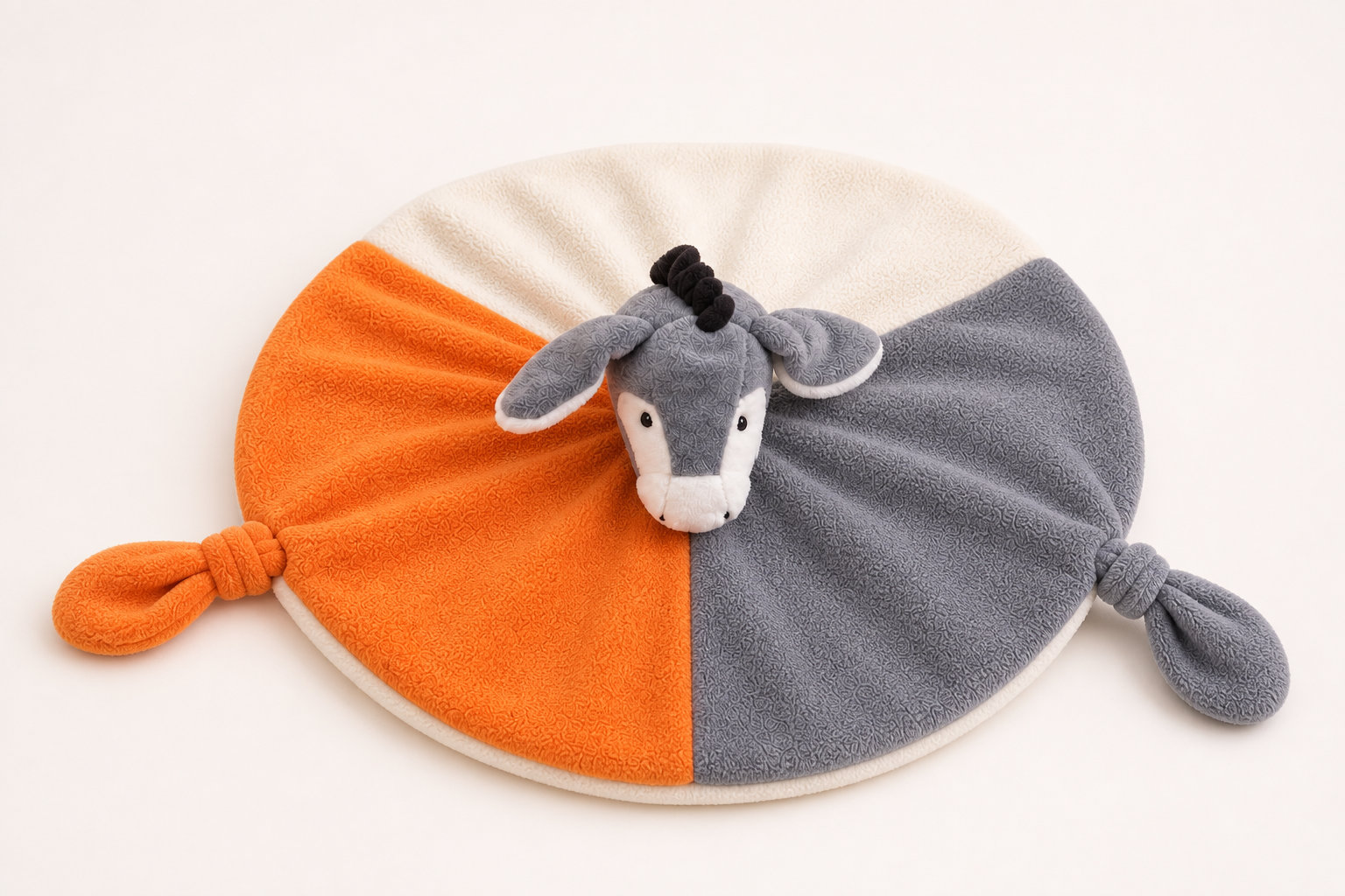 Doudou Âne : des couleurs vives pour stimuler l'éveil