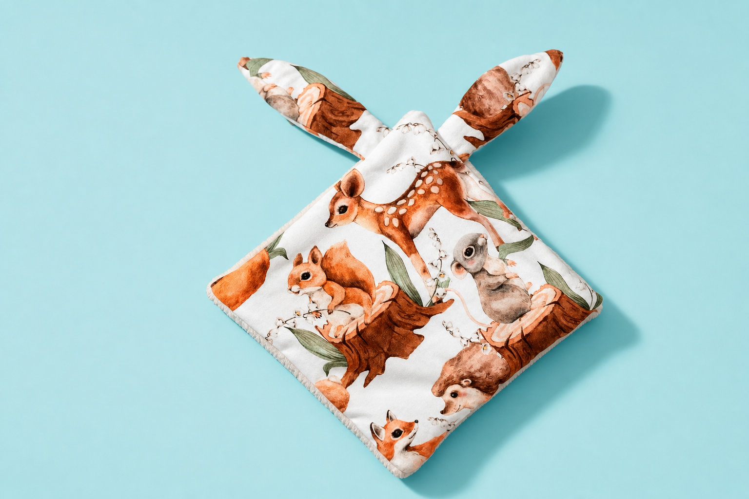 Doudou Plat avec oreilles Forest : l'ergonomie idéale pour les petites mains