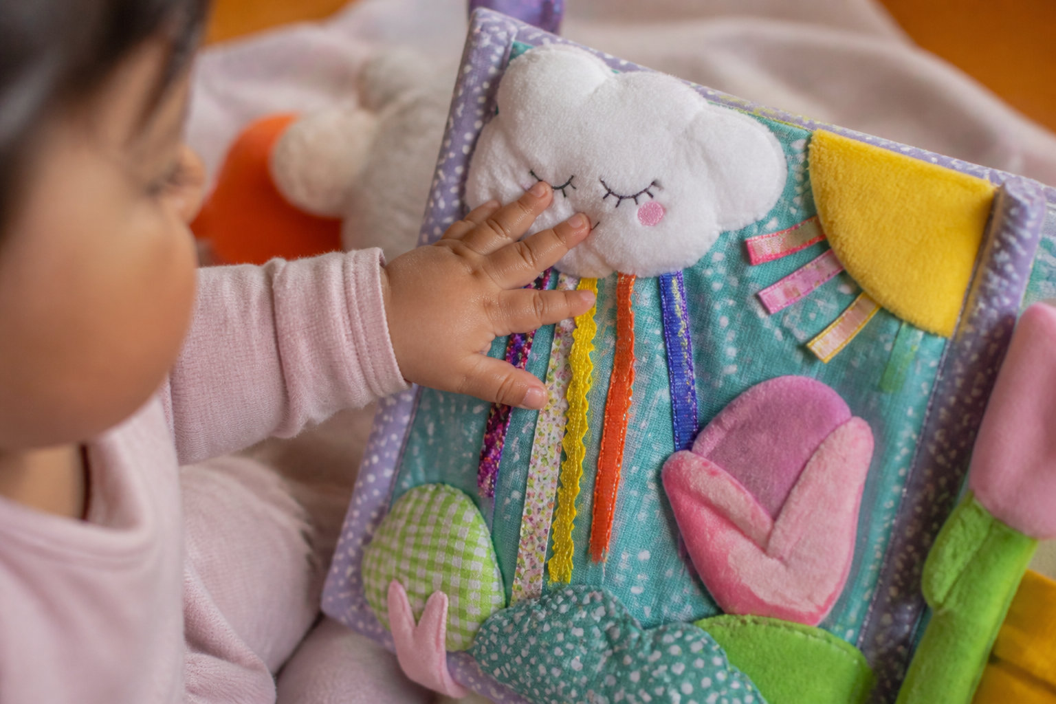 Pourquoi la routine du soir avec un livre tissu apaise votre enfant 🌙