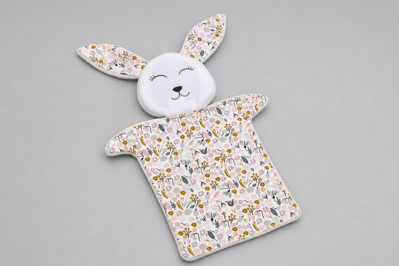 Doudou Lapin tissu Fleurs Rose, gris et or : une note printanière